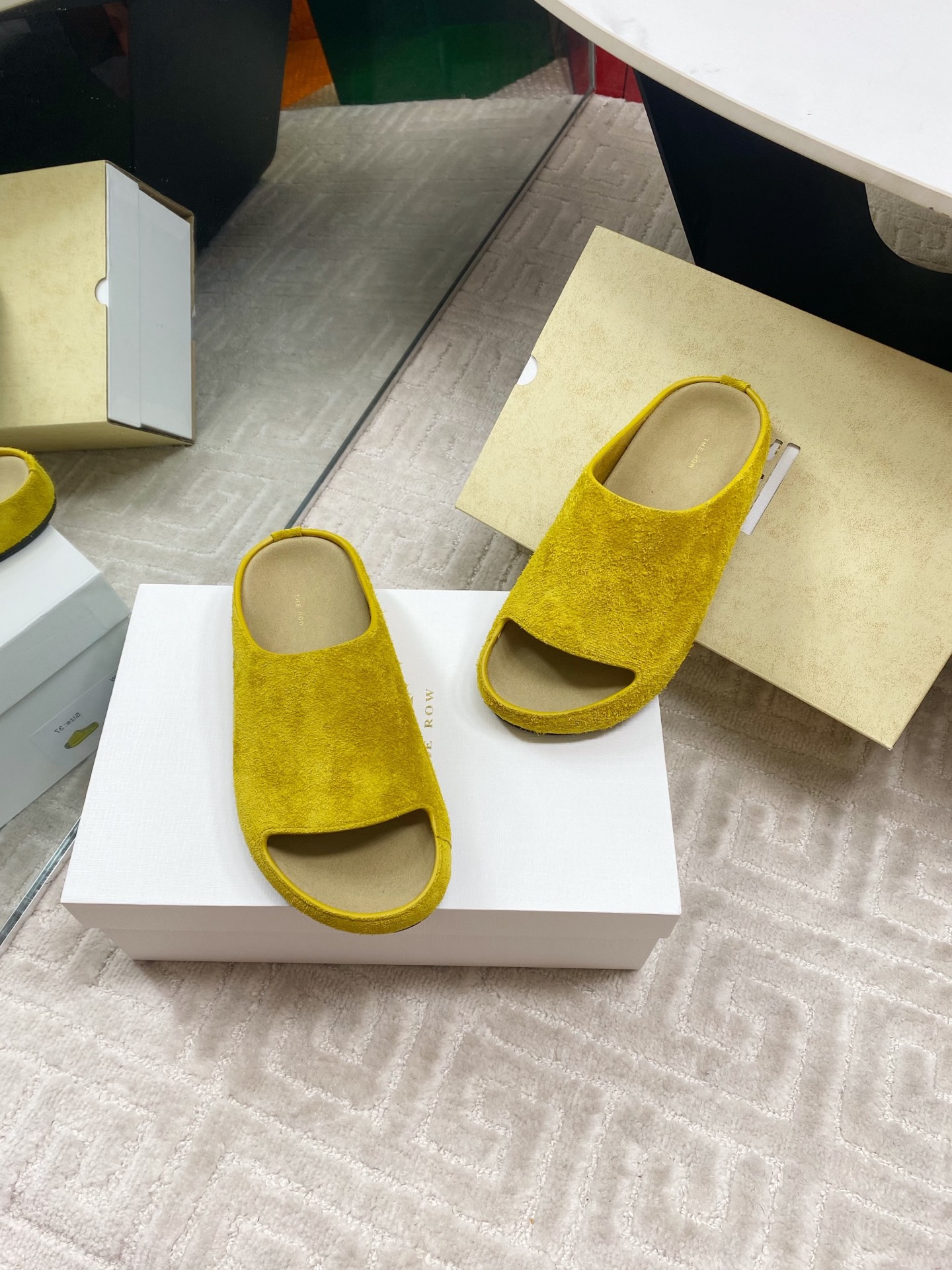 The Row 2025 Spring/Summer Round Toe Suede Leather Slide Sandals 6 i1744815726387 747 0 4