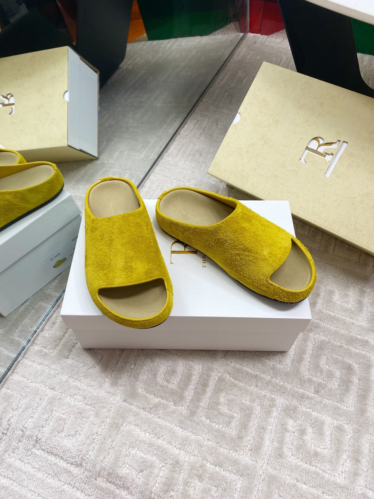 The Row 2025 Spring/Summer Round Toe Suede Leather Slide Sandals 5 i1744815727204 8879 0 3