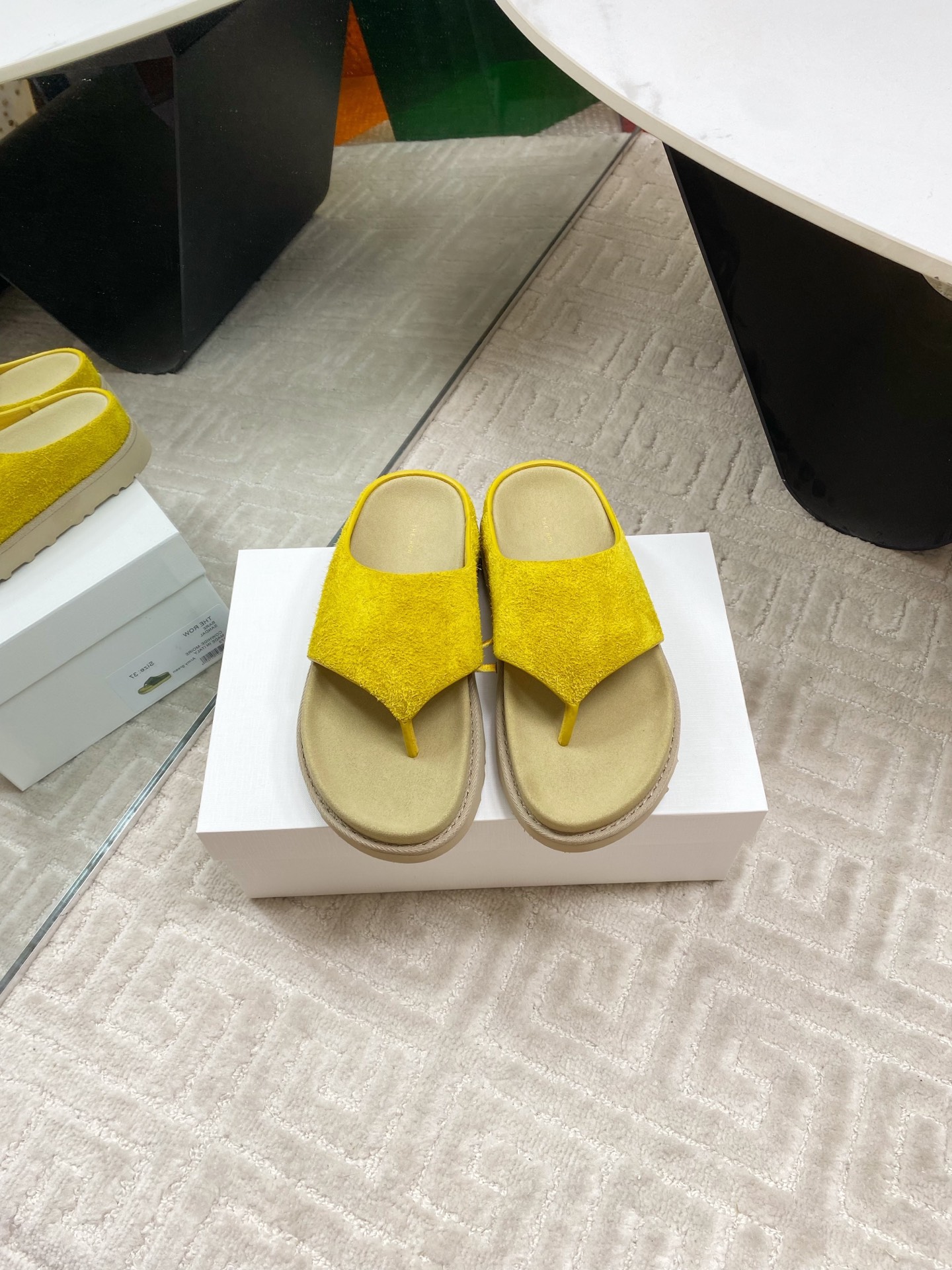 The Row Women's Leather Flat Thong Sandals Comfortable Slip-on Shoes 3 i1745834111676 4969 0 0