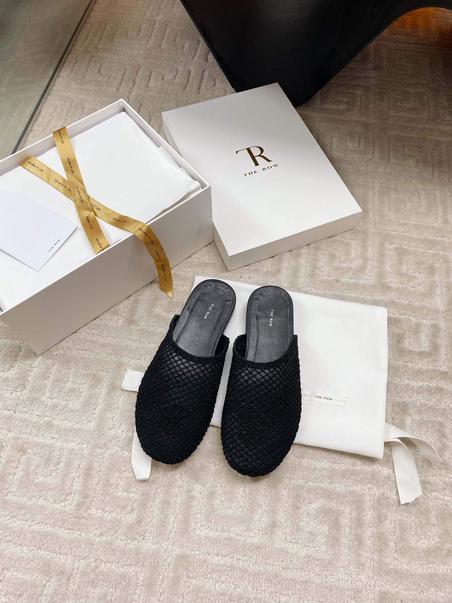 NO:403999,The row Rome mesh slippers You can feel its high-end feeling through the screen. This slipper is really suitable for long trousers and long skirts. The breathable mesh looks very cool and sexy, high-end, simple and design-oriented, and wears it very frequently in summer. It is very easy to match. 10,000 recommendations. Fabric hand-woven mesh, original large sole, size 35-39 (40 41 custom made without return or exchange), semi-drag, slippers, skirts19860909The row罗马织网拖鞋 隔着屏幕都能感受到它的高级感 这种拖鞋真的好适合长裤长裙,透气织网的样子很清凉小性感,高级简单又有设计感夏日穿着频率很高,非常好搭配,一万个推荐. 面料手工织网 大底原厂大底 码数35-39（40 41定做不退换）,半拖,slippers,skirts,Women's Shoes