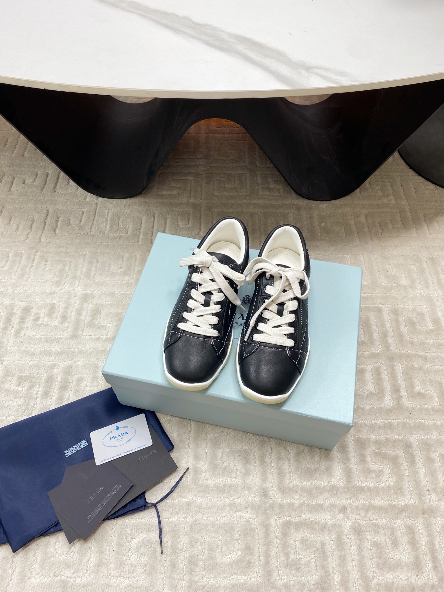 NO:403993,Prada 25ss Spring and summer new German training shoes casual shoes precision-made, even stitching, unobstructed leather texture, multi-color splicing, fashionable and generous, soft, comfortable and breathable, PRADA letter logo decorated with the outside, the tongue is decorated with classic letter logo, fabric lifting shoes and trip, P home classic sneaker style matches fabric inner, silver-silver logo cowhide feet, paired with P home exclusive rubber sole, fine work, and a versatile product for travel!  With original box packaging dust bag!  Multi-color options!  Imported cowhide upper Nelipiri Size35-39 (40 custom made without return or exchange), casual shoes/sports shoes, prada, prada, sneakers, cowhide19860909Prada 普拉达 25ss 春夏新款 德训鞋 休闲鞋 精工制造,缝线均匀,皮质质感一览无余,多色拼接,时尚大方,柔软舒适透气,外侧饰有PRADA字母徽标 鞋舌饰有经典字母logo,后跟饰有织物提鞋绊,P家经典运动鞋型搭配织物内里,烫银logo牛皮脚垫,搭配P家专属橡胶大底,细节精工细作,出行百搭佳品！ 配原盒包装防尘袋！多色可选！ 鞋面进口牛皮 内里皮里 Size35-39（40订做不退换）,休闲鞋/运动鞋,prada,prada,sneakers,cowhide,Women's Shoes