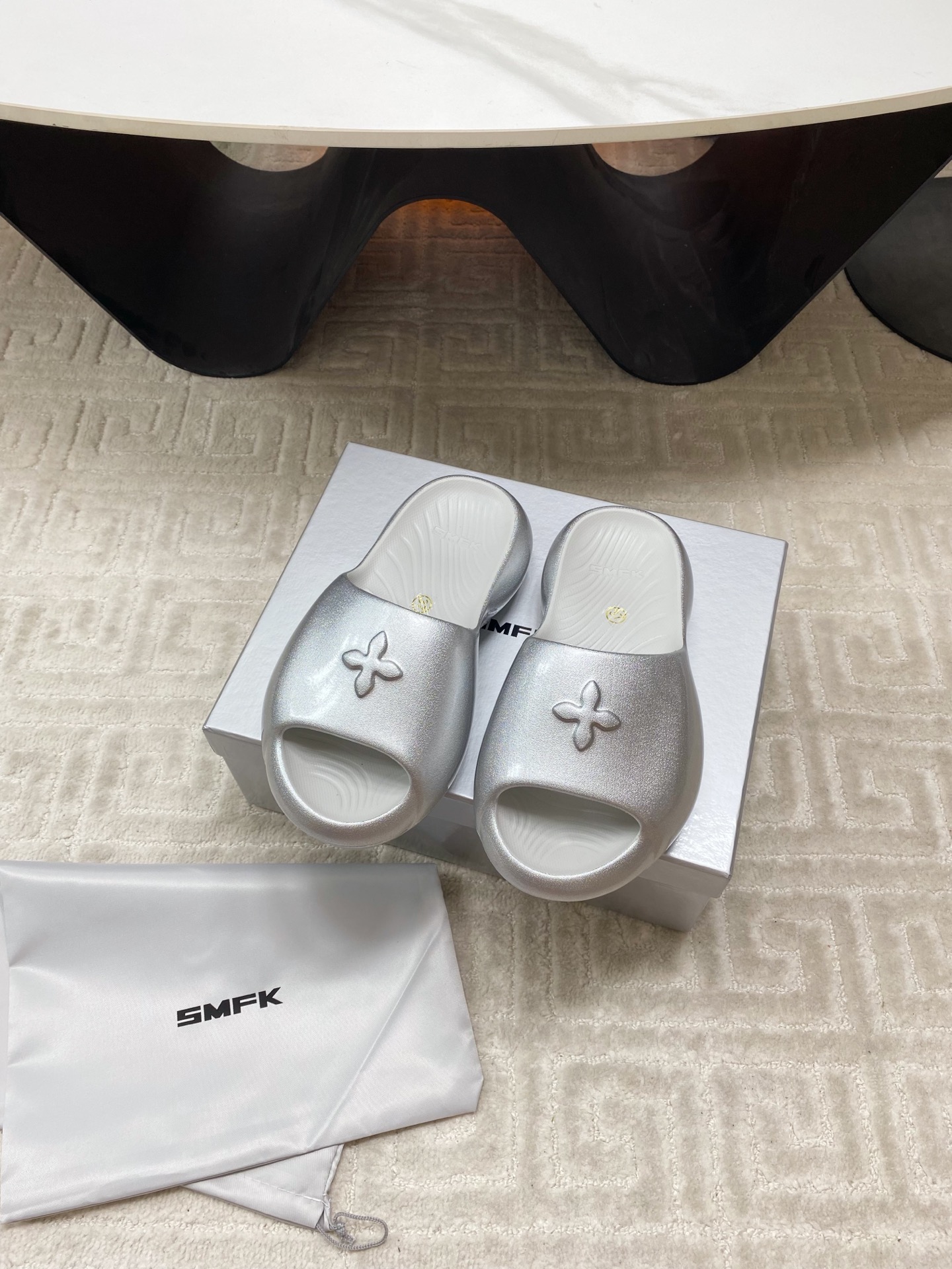 NO:403983,SMFK Cross Bread Slippers 2025 Early Spring New Thick-soled Slippers Counter Out of Stock King, the heart-warming texture is full at one glance, the foot is invincible and can be used to close your eyes, it is one of the very fashionable items. Many internet celebrities and celebrities wear SMFK sneakers. The more you look at it, the more you look, the more you look, the more you look, the more you look, the more you look, the sole is, the size is 35-39, size 40# custom made, no return or exchange, slippers, sneakers, slippers19860909SMFK十字面包拖鞋2025早春新款厚底运动鞋专柜断货王,一眼心动质感拉满,上脚无敌增高,闭眼可入,非常时髦的单品之一超多网红博主、明星都穿SMFK的运动鞋,真的是越看越上头超级百搭 面料原版材质 鞋底原版开模鞋底 码数35-39（40#订做不退换）,拖鞋,sneakers,slippers,Women's Shoes