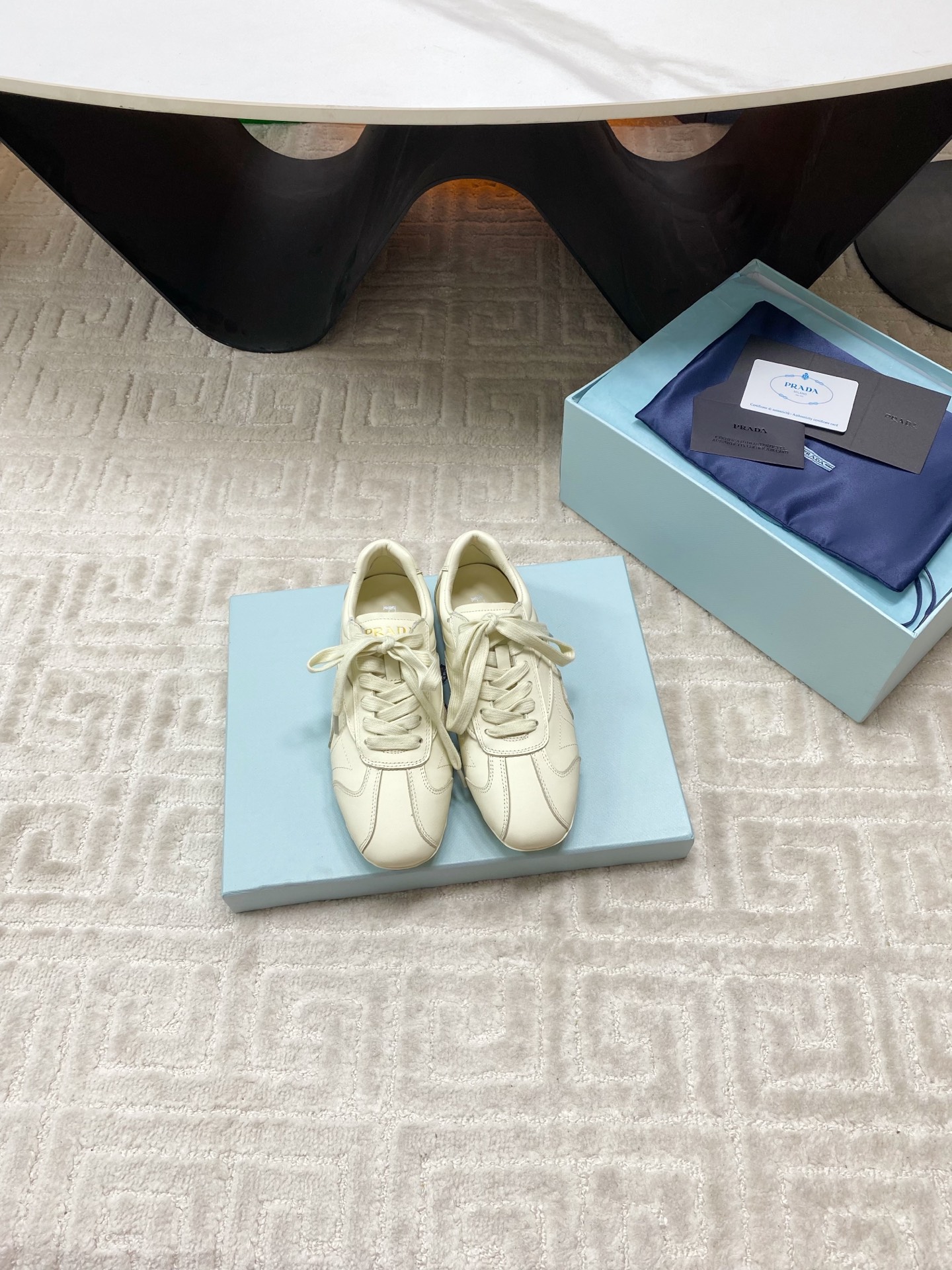 NO:404033,Prada 25ss Spring and summer new German training shoes casual shoes precision-made, even stitching, unobstructed leather texture, multi-color splicing, fashionable and generous, soft, comfortable and breathable, PRADA letter logo decorated with the outside, the tongue is decorated with classic letter logo, fabric lifting shoes and trip, P home classic sneaker style matches fabric inner, silver-silver logo cowhide feet, paired with P home exclusive rubber sole, fine work, and a versatile product for travel!  With original box packaging dust bag!  Multi-color options!  Imported cowhide upper Nelipili Size#35-40 (40 custom made without return or exchange), casual shoes/sports shoes, prada, prada, sneakers, cowhide19860909Prada 普拉达 25ss 春夏新款 德训鞋 休闲鞋 精工制造,缝线均匀,皮质质感一览无余,多色拼接,时尚大方,柔软舒适透气,外侧饰有PRADA字母徽标 鞋舌饰有经典字母logo,后跟饰有织物提鞋绊,P家经典运动鞋型搭配织物内里,烫银logo牛皮脚垫,搭配P家专属橡胶大底,细节精工细作,出行百搭佳品！ 配原盒包装防尘袋！多色可选！ 鞋面进口牛皮 内里皮里 Size#35-40（40订做不退换）,休闲鞋/运动鞋,prada,prada,sneakers,cowhide,Women's Shoes