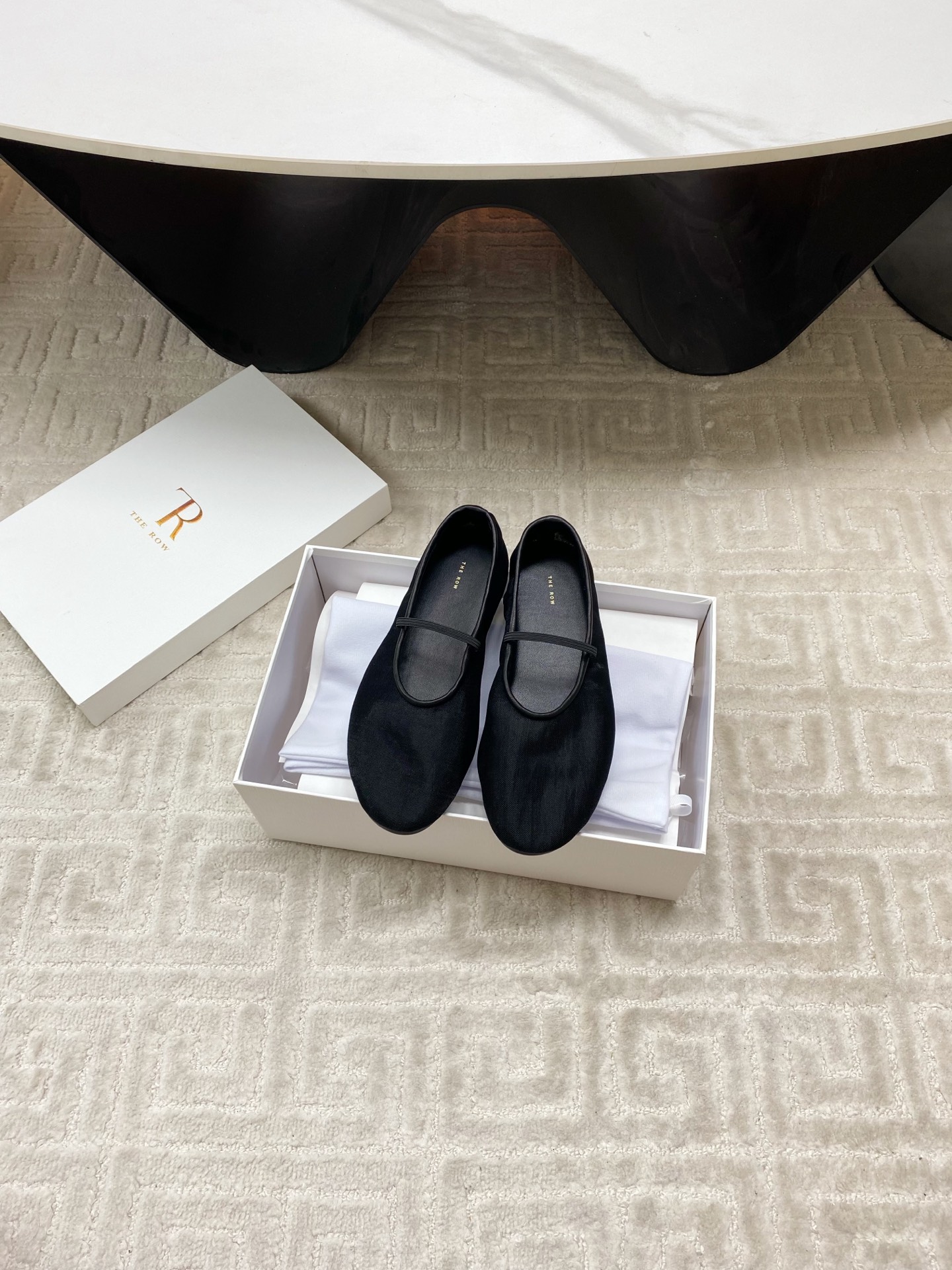 NO:404027,The row spring and summer new flat single shoes dancing shoes grandma shoes!  I rarely see a dancing shoe that is so delicate and has a strong tolerance for the feet. It embodies the foot shape properly without losing its unique charm. It is convenient to wear on the feet, and is very comfortable, and has no problems with daily wear. It is super versatile!  The upper is made of imported original breathable mesh, footbed sheepskin, outsole, imported Italian original color genuine leather sole, fully hand-treated, the original version is consistent and very beautiful. Size: 35-39 (40 custom made without return), ballet shoes, sheepskin, Leather soles19860909The row春夏新款平底单鞋跳舞鞋奶奶鞋！很少会看到一款跳舞鞋会做到这么精细、而且对脚的包容性特别强,把脚型修饰得妥妥的,又不失独特韵味,上脚方便便捷,且非常舒适、日常穿都没有问题的、超级百搭！ 鞋面采用进口原版透气网纱 垫脚羊皮 大底意大利进口原色真皮大底,经过全手工处理,原版一致非常漂亮 码数:35-39（40订做不退换）,芭蕾舞鞋,sheepskin,Leather soles,Women's Shoes