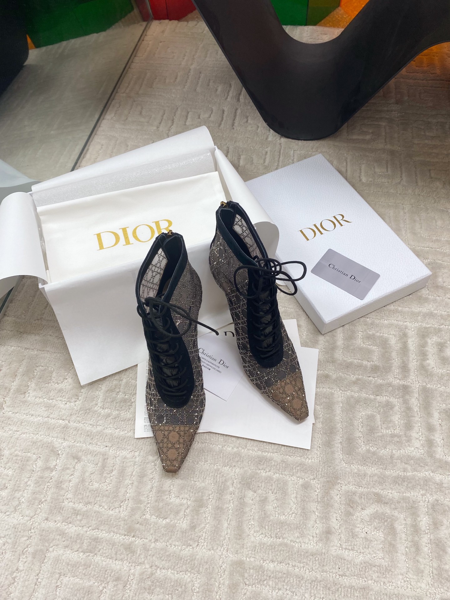 NO:404026,[Top version] cistian #Spring and Summer Bright Star River Series New Mesh Boots High Heel Boots Mesh Upper Paired with Classic Vine plaid rhinestone blingbling shines, so beautiful, you can't find any problem except expensive!  Must-in-one annual meeting is versatile and dazzling, and has no resistance to buling things!  This Dior Capture heeled ankle boot is cleverly blending elegant temperament with fashionable style. Mesh fabric and silver-toned crystal style showcase the teng pattern, highlighting elegant transparent elements, and paired with black suede sheepskin details to enhance the style. The tongue-free design highlights the hollowing effect. The pointed toe design and 10 cm comma heel add the finishing touch to the exquisite look. Lambskin imported cowhide sole size: 35-39 (40 41 custom made without return), high heels, dior, boots, high heels, cowhide, sheepskin19860909【顶级版本】cistian #春夏璀璨星河系列新品网纱靴高跟靴网纱鞋面 搭配经典藤格纹水钻 blingbling地闪耀,太美啦,除了贵挑不出毛病！必入款 年会百搭耀眼对buling的东西毫无抵抗力！ 这款 Dior Capture 带跟及踝靴将优雅气质与时尚风格巧妙融合. 网眼织物和银色调仿水晶款式展现滕格纹图案,突显高雅的透明元素,搭配黑色绒面羊皮革细节提升格调.无鞋舌设计,突显镂空效果. 尖头设计和10 厘米逗号跟为精致造型增添点睛之笔. 小羊皮里 意大利进口牛皮底 size:35-39（40 41定做不退换）,高跟鞋,dior,boots,high heels,cowhide,sheepskin,Women's Shoes