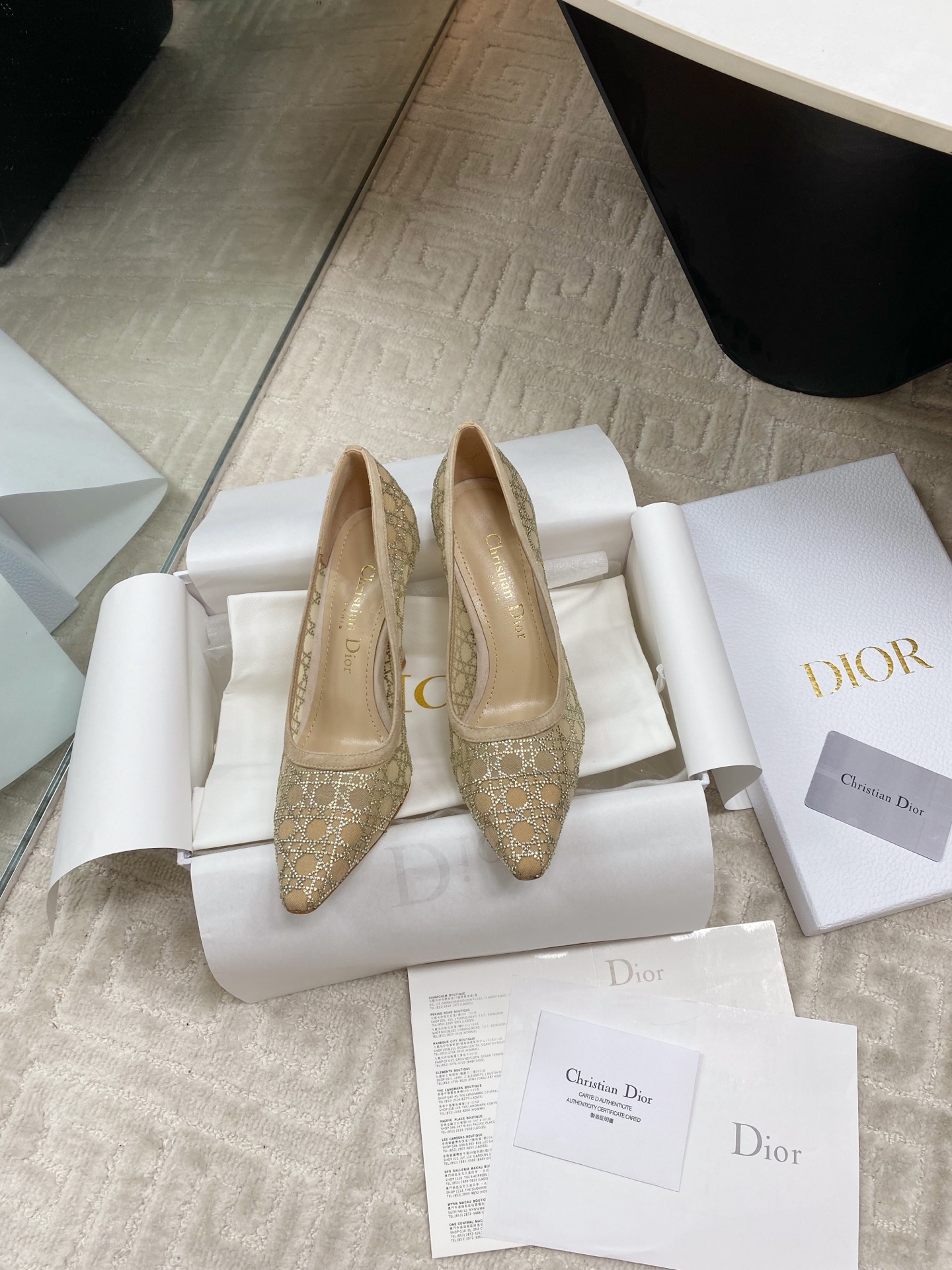 NO:404032,[Top version] cistian #Spring and Summer Bright Star River Series New Mesh Boots High Heel Single Shoes Mesh Upper Paired with Classic Rags of Rainbow Blingbling, so beautiful, you can't find any problem except expensive!  Must-in-one annual meeting is versatile and dazzling, and has no resistance to buling things!  This Dior Capture heeled ankle boot is cleverly blending elegant temperament with fashionable style. Mesh fabric and silver-toned crystal style showcase the teng pattern, highlighting elegant transparent elements, and paired with black suede sheepskin details to enhance the style. The tongue-free design highlights the hollowing effect. The pointed toe design and 10 cm comma heel add the finishing touch to the exquisite look. Lambskin imported cowhide sole size: 35-39 (40 41 custom made without return), high heels, dior, boots, high heels, cowhide, sheepskin19860909【顶级版本】cistian #春夏璀璨星河系列新品网纱靴高跟单鞋网纱鞋面 搭配经典藤格纹水钻 blingbling地闪耀,太美啦,除了贵挑不出毛病！必入款 年会百搭耀眼对buling的东西毫无抵抗力！ 这款 Dior Capture 带跟及踝靴将优雅气质与时尚风格巧妙融合. 网眼织物和银色调仿水晶款式展现滕格纹图案,突显高雅的透明元素,搭配黑色绒面羊皮革细节提升格调.无鞋舌设计,突显镂空效果. 尖头设计和10 厘米逗号跟为精致造型增添点睛之笔. 小羊皮里 意大利进口牛皮底 size:35-39（40 41定做不退换）,高跟鞋,dior,boots,high heels,cowhide,sheepskin,Women's Shoes