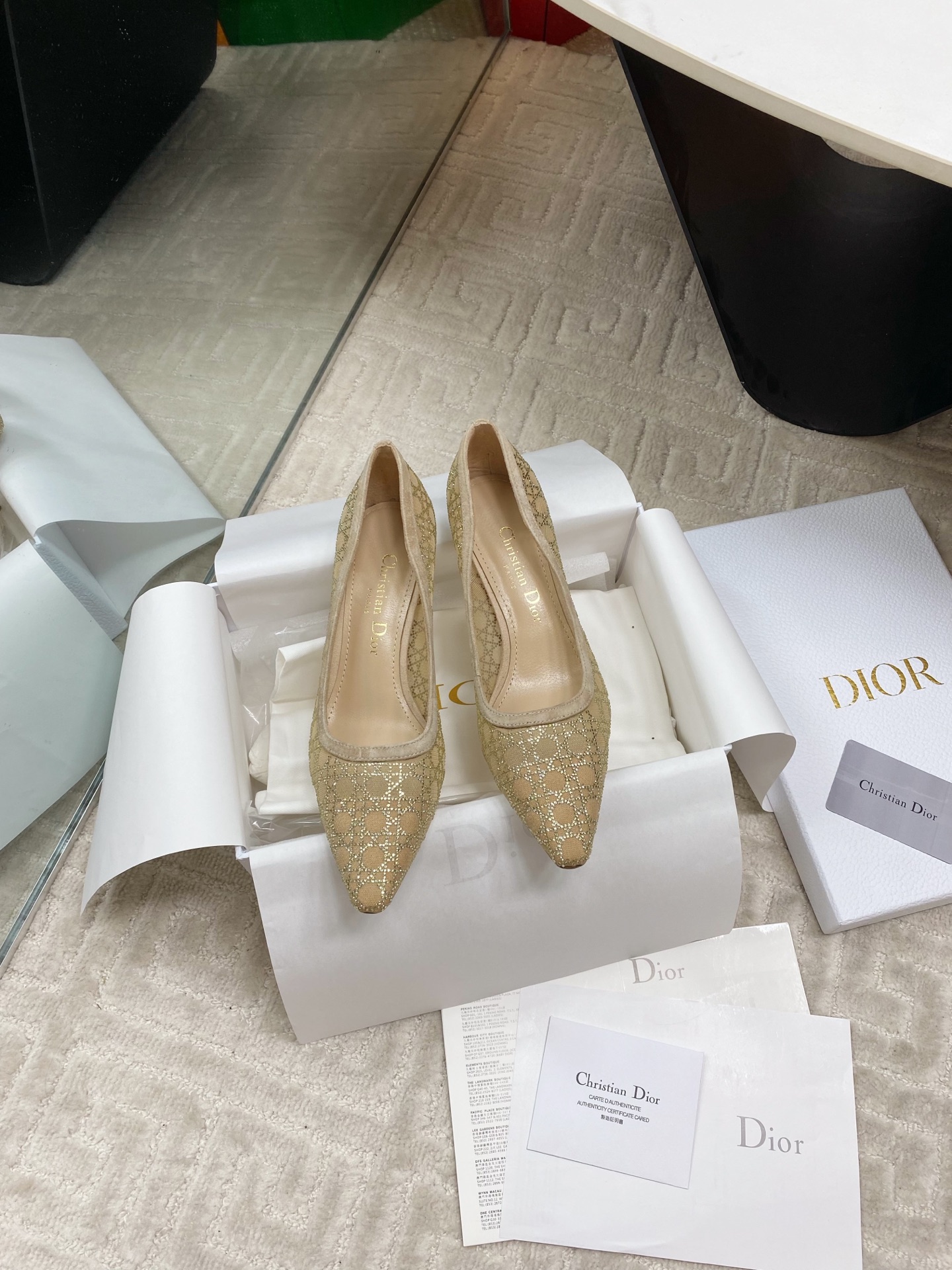 NO:403982,[Top version] cistian #Spring and Summer Bright Star River Series New Mesh Boots High Heel Single Shoes Mesh Upper Paired with Classic Rags of Rainbow Blingbling, so beautiful, you can't find any problem except expensive!  Must-in-one annual meeting is versatile and dazzling, and has no resistance to buling things!  This Dior Capture heeled ankle boot is cleverly blending elegant temperament with fashion style. Mesh fabric and silver-toned crystal style show teng pattern, highlighting elegant transparent elements, and paired with black suede sheepskin details to enhance the style. The tongue-free design highlights the hollowing effect. The pointed toe design and 6 cm comma heels add the finishing touch to the exquisite look. Lambskin imported cowhide sole size: 35-39 (40 41 custom made without return), high heels, dior, boots, high heels, cowhide, sheepskin19860909【顶级版本】cistian #春夏璀璨星河系列新品网纱靴高跟单鞋网纱鞋面 搭配经典藤格纹水钻 blingbling地闪耀,太美啦,除了贵挑不出毛病！必入款 年会百搭耀眼对buling的东西毫无抵抗力！ 这款 Dior Capture 带跟及踝靴将优雅气质与时尚风格巧妙融合. 网眼织物和银色调仿水晶款式展现滕格纹图案,突显高雅的透明元素,搭配黑色绒面羊皮革细节提升格调.无鞋舌设计,突显镂空效果. 尖头设计和6厘米逗号跟为精致造型增添点睛之笔. 小羊皮里 意大利进口牛皮底 size:35-39（40 41定做不退换）,高跟鞋,dior,boots,high heels,cowhide,sheepskin,Women's Shoes