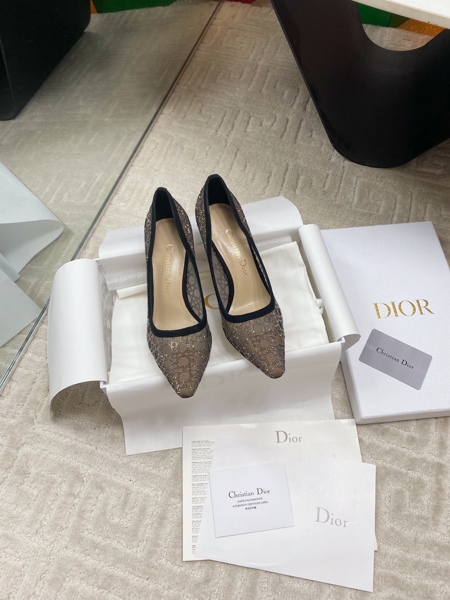 NO:403985,[Top version] cistian #Spring and Summer Bright Star River Series New Mesh Boots High Heel Single Shoes Mesh Upper Paired with Classic Rags of Rainbow Blingbling, so beautiful, you can't find any problem except expensive!  Must-in-one annual meeting is versatile and dazzling, and has no resistance to buling things!  This Dior Capture heeled ankle boot is cleverly blending elegant temperament with fashionable style. Mesh fabric and silver-toned crystal style showcase the teng pattern, highlighting elegant transparent elements, and paired with black suede sheepskin details to enhance the style. The tongue-free design highlights the hollowing effect. The pointed toe design and 10 cm comma heel add the finishing touch to the exquisite look. Lambskin imported cowhide sole size: 35-39 (40 41 custom made without return), high heels, dior, boots, high heels, cowhide, sheepskin19860909【顶级版本】cistian #春夏璀璨星河系列新品网纱靴高跟单鞋网纱鞋面 搭配经典藤格纹水钻 blingbling地闪耀,太美啦,除了贵挑不出毛病！必入款 年会百搭耀眼对buling的东西毫无抵抗力！ 这款 Dior Capture 带跟及踝靴将优雅气质与时尚风格巧妙融合. 网眼织物和银色调仿水晶款式展现滕格纹图案,突显高雅的透明元素,搭配黑色绒面羊皮革细节提升格调.无鞋舌设计,突显镂空效果. 尖头设计和10厘米逗号跟为精致造型增添点睛之笔. 小羊皮里 意大利进口牛皮底 size:35-39（40 41定做不退换）,高跟鞋,dior,boots,high heels,cowhide,sheepskin,Women's Shoes