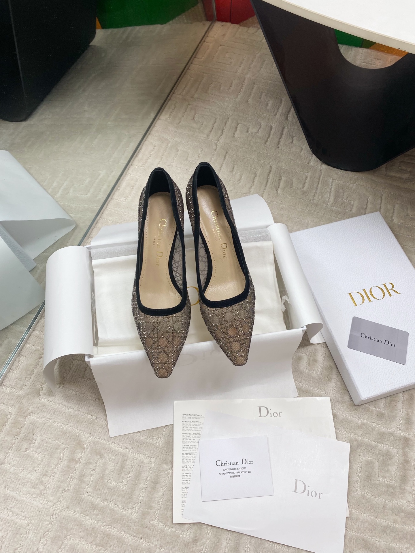 NO:403991,[Top version] cistian #Spring and Summer Bright Star River Series New Mesh Boots High Heel Single Shoes Mesh Upper Paired with Classic Rags of Rainbow Blingbling, so beautiful, you can't find any problem except expensive!  Must-in-one annual meeting is versatile and dazzling, and has no resistance to buling things!  This Dior Capture heeled ankle boot is cleverly blending elegant temperament with fashion style. Mesh fabric and silver-toned crystal style show teng pattern, highlighting elegant transparent elements, and paired with black suede sheepskin details to enhance the style. The tongue-free design highlights the hollowing effect. The pointed toe design and 6 cm comma heels add the finishing touch to the exquisite look. Lambskin imported cowhide sole size: 35-39 (40 41 custom made without return), high heels, dior, boots, high heels, cowhide, sheepskin19860909【顶级版本】cistian #春夏璀璨星河系列新品网纱靴高跟单鞋网纱鞋面 搭配经典藤格纹水钻 blingbling地闪耀,太美啦,除了贵挑不出毛病！必入款 年会百搭耀眼对buling的东西毫无抵抗力！ 这款 Dior Capture 带跟及踝靴将优雅气质与时尚风格巧妙融合. 网眼织物和银色调仿水晶款式展现滕格纹图案,突显高雅的透明元素,搭配黑色绒面羊皮革细节提升格调.无鞋舌设计,突显镂空效果. 尖头设计和6厘米逗号跟为精致造型增添点睛之笔. 小羊皮里 意大利进口牛皮底 size:35-39（40 41定做不退换）,高跟鞋,dior,boots,high heels,cowhide,sheepskin,Women's Shoes