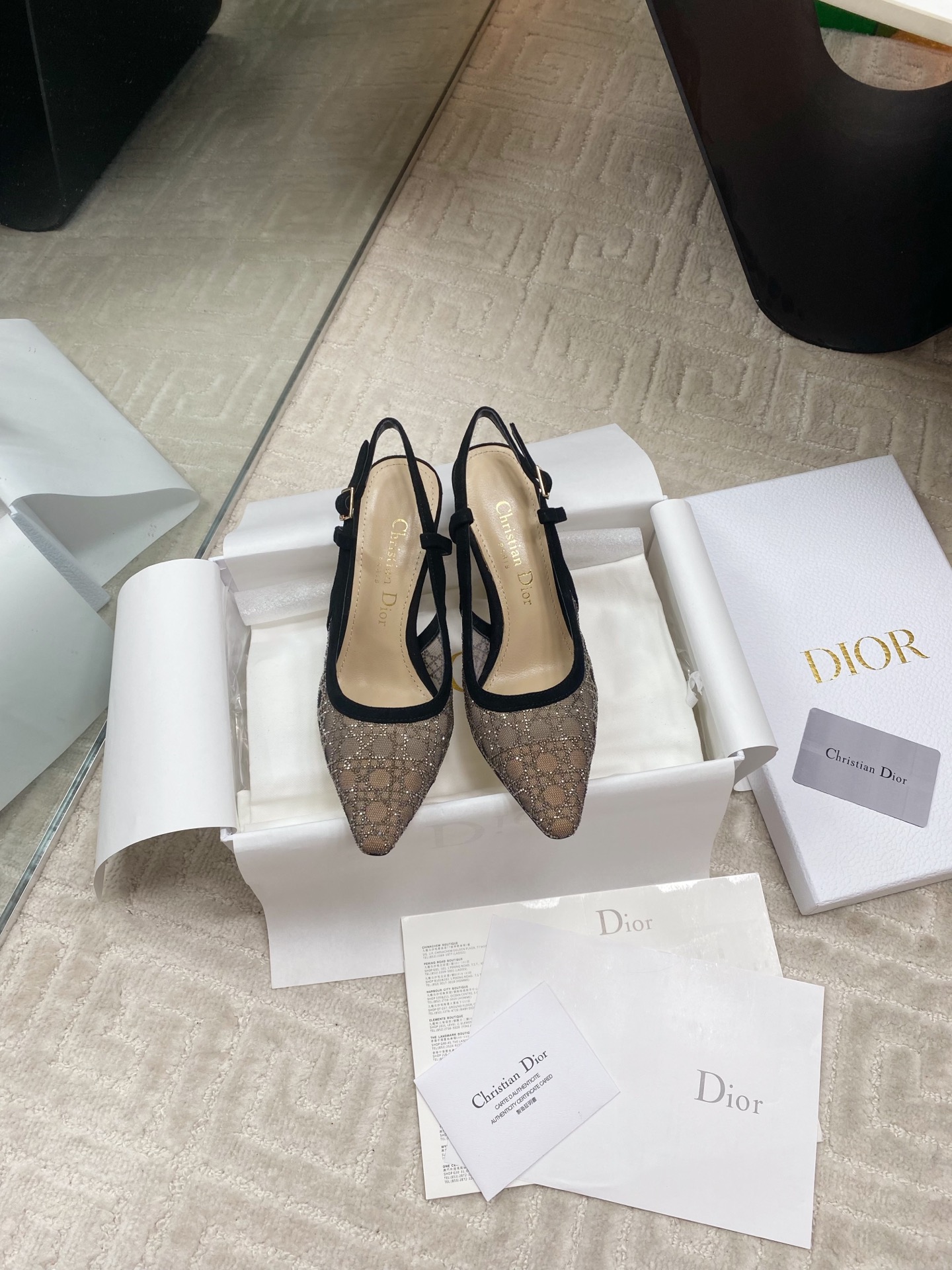 NO:403997,[Top version] cistian #Spring and Summer Bright Star River Series New Mesh Boots High Heel Sandals Mesh Upper Paired with Classic Rags of Radiant Rhinestone Blingbling, so beautiful, you can't find any problem except expensive!  Must-in-one annual meeting is versatile and dazzling, and has no resistance to buling things!  This Dior Capture heeled ankle boot is cleverly blending elegant temperament with fashionable style. Mesh fabric and silver-toned crystal style show teng pattern, highlighting elegant transparent elements, and paired with black suede sheepskin details to enhance the style. The tongue-free design highlights the hollowing effect. The pointed toe design and 10 cm comma heel add the finishing touch to the exquisite look. Lambskin imported cowhide sole size: 35-39 (40 41 custom made without return), high heels, dior, sandals, boots, high heels, cowhide, sheepskin19860909【顶级版本】cistian #春夏璀璨星河系列新品网纱靴高跟凉鞋网纱鞋面 搭配经典藤格纹水钻 blingbling地闪耀,太美啦,除了贵挑不出毛病！必入款 年会百搭耀眼对buling的东西毫无抵抗力！ 这款 Dior Capture 带跟及踝靴将优雅气质与时尚风格巧妙融合. 网眼织物和银色调仿水晶款式展现滕格纹图案,突显高雅的透明元素,搭配黑色绒面羊皮革细节提升格调.无鞋舌设计,突显镂空效果. 尖头设计和10厘米逗号跟为精致造型增添点睛之笔. 小羊皮里 意大利进口牛皮底 size:35-39（40 41定做不退换）,高跟鞋,dior,sandals,boots,high heels,cowhide,sheepskin,Women's Shoes