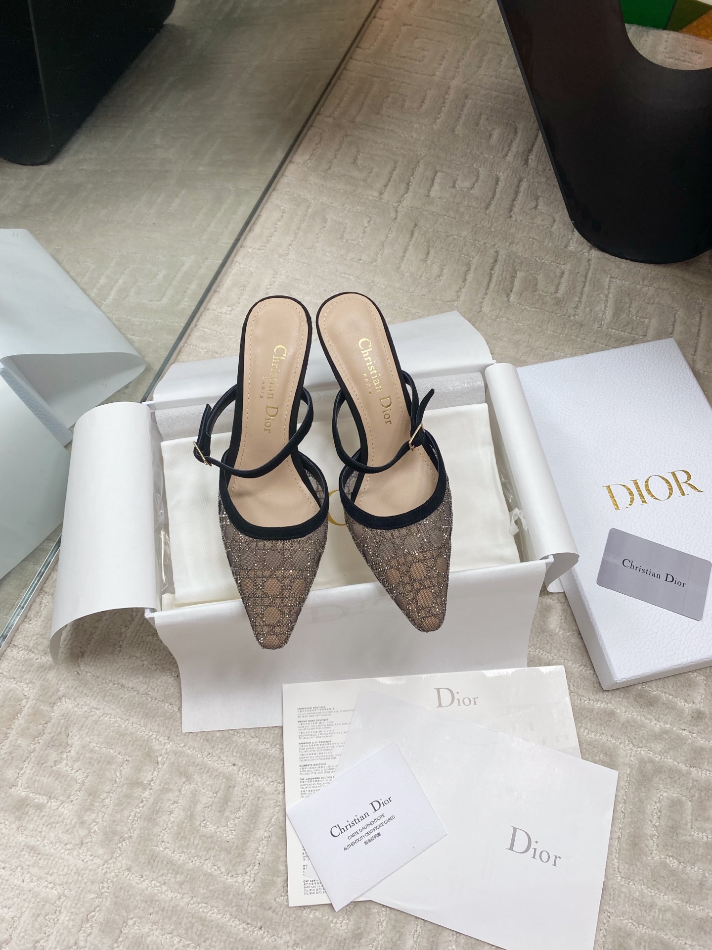 NO:404015,[Top version] cistian #Spring and Summer Bright Star River Series New Mesh Boots High Heel Slippers Mesh Upper Paired with Classic Vine plaid rhinestone blingbling shines, so beautiful, you can't find any problem except expensive!  Must-in-one annual meeting is versatile and dazzling, and has no resistance to buling things!  This Dior Capture heeled ankle boot is cleverly blending elegant temperament with fashion style. Mesh fabric and silver-toned crystal style showcase the teng pattern, highlighting elegant transparent elements, and paired with black suede sheepskin details to enhance the style. The tongue-free design highlights the hollowing effect. The pointed toe design and 6 cm comma heels add the finishing touch to the exquisite look. Lambskin imported cowhide sole size: 35-39 (40 41 custom made without return), high heels, dior, boots, high heels, slippers, cowhide, sheepskin19860909【顶级版本】cistian #春夏璀璨星河系列新品网纱靴高跟拖鞋网纱鞋面 搭配经典藤格纹水钻 blingbling地闪耀,太美啦,除了贵挑不出毛病！必入款 年会百搭耀眼对buling的东西毫无抵抗力！ 这款 Dior Capture 带跟及踝靴将优雅气质与时尚风格巧妙融合. 网眼织物和银色调仿水晶款式展现滕格纹图案,突显高雅的透明元素,搭配黑色绒面羊皮革细节提升格调.无鞋舌设计,突显镂空效果. 尖头设计和6厘米逗号跟为精致造型增添点睛之笔. 小羊皮里 意大利进口牛皮底 size:35-39（40 41定做不退换）,高跟鞋,dior,boots,high heels,slippers,cowhide,sheepskin,Women's Shoes