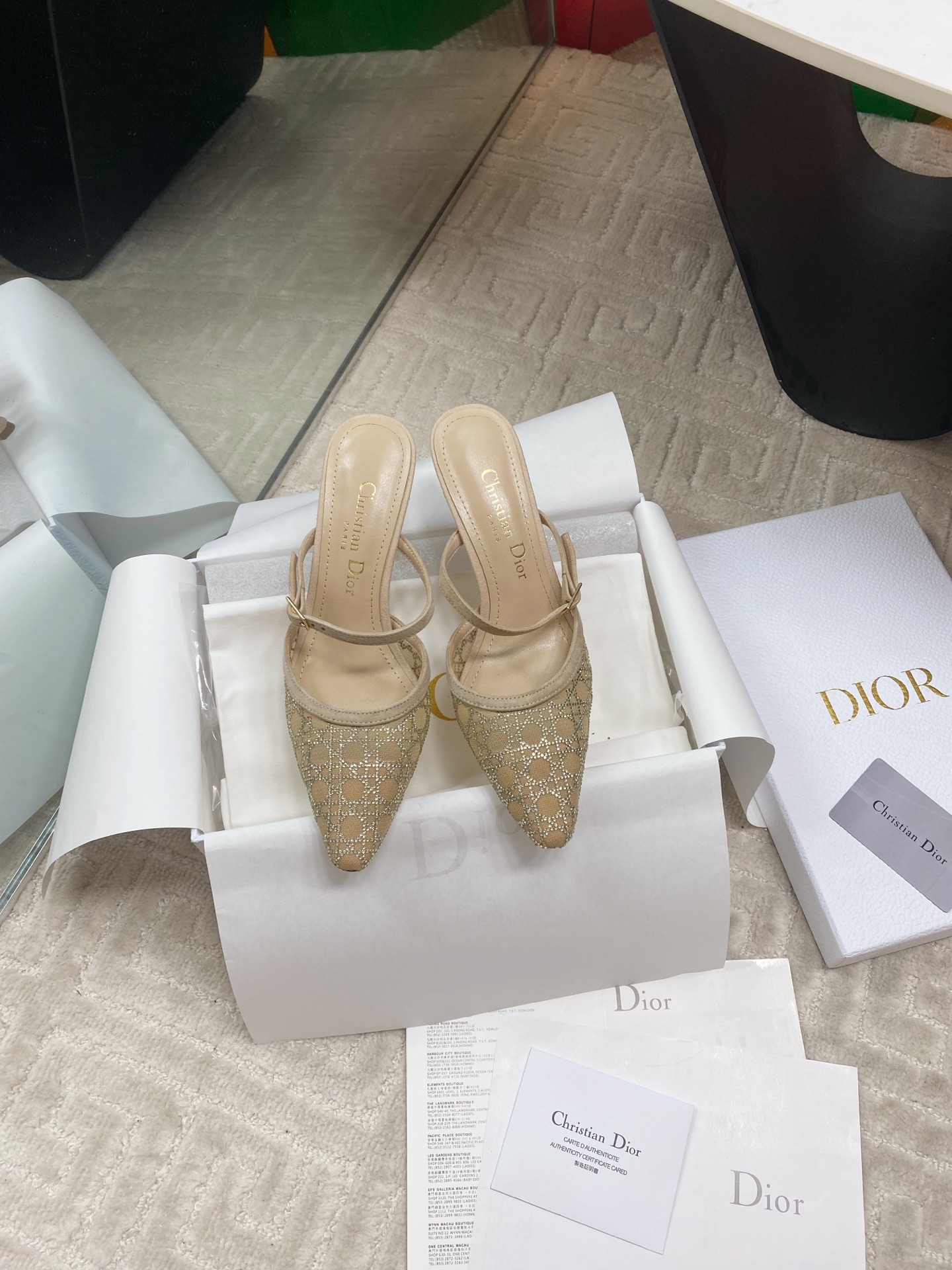 NO:404021,[Top version] cistian #Spring and Summer Bright Star River Series New Mesh Boots High Heel Slippers Mesh Upper Paired with Classic Vine plaid rhinestone blingbling shines, so beautiful, you can't find any problem except expensive!  Must-in-one annual meeting is versatile and dazzling, and has no resistance to buling things!  This Dior Capture heeled ankle boot is cleverly blending elegant temperament with fashion style. Mesh fabric and silver-toned crystal style showcase the teng pattern, highlighting elegant transparent elements, and paired with black suede sheepskin details to enhance the style. The tongue-free design highlights the hollowing effect. The pointed toe design and 10 cm comma heel add the finishing touch to the exquisite look. Lambskin imported cowhide sole size: 35-39 (40 41 custom made without return), high heels, dior, boots, high heels, slippers, cowhide, sheepskin19860909【顶级版本】cistian #春夏璀璨星河系列新品网纱靴高跟拖鞋网纱鞋面 搭配经典藤格纹水钻 blingbling地闪耀,太美啦,除了贵挑不出毛病！必入款 年会百搭耀眼对buling的东西毫无抵抗力！ 这款 Dior Capture 带跟及踝靴将优雅气质与时尚风格巧妙融合. 网眼织物和银色调仿水晶款式展现滕格纹图案,突显高雅的透明元素,搭配黑色绒面羊皮革细节提升格调.无鞋舌设计,突显镂空效果. 尖头设计和10厘米逗号跟为精致造型增添点睛之笔. 小羊皮里 意大利进口牛皮底 size:35-39（40 41定做不退换）,高跟鞋,dior,boots,high heels,slippers,cowhide,sheepskin,Women's Shoes