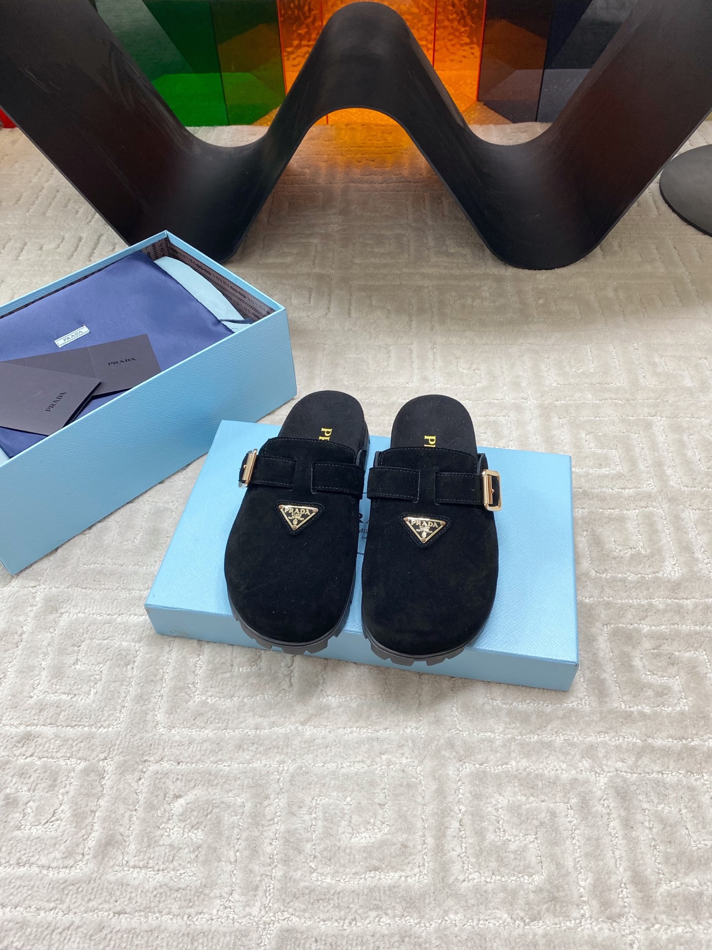 NO:404014,Prada Prada early spring new triangle thick-soled Birken Baotou Muller slippers Top quality Good to see explosion Comfortable and versatile, untiring Imported mercerized beef reverse velvet/cowhide sheepskin inner private model TPU outsole Size 35-39 (40/41 custom made without return or exchange), semi-trail, prada, prada, slippers, cowhide, sheepskin19860909Prada普拉达早春新款三角标厚底勃肯包头穆勒拖鞋 顶级品质 好看到爆炸 舒适百搭,暴走不累 进口丝光牛反绒/牛皮 羊皮内里 私模TPU大底 码数35-39（40/41订做不退换）,半拖,prada,prada,slippers,cowhide,sheepskin,Women's Shoes