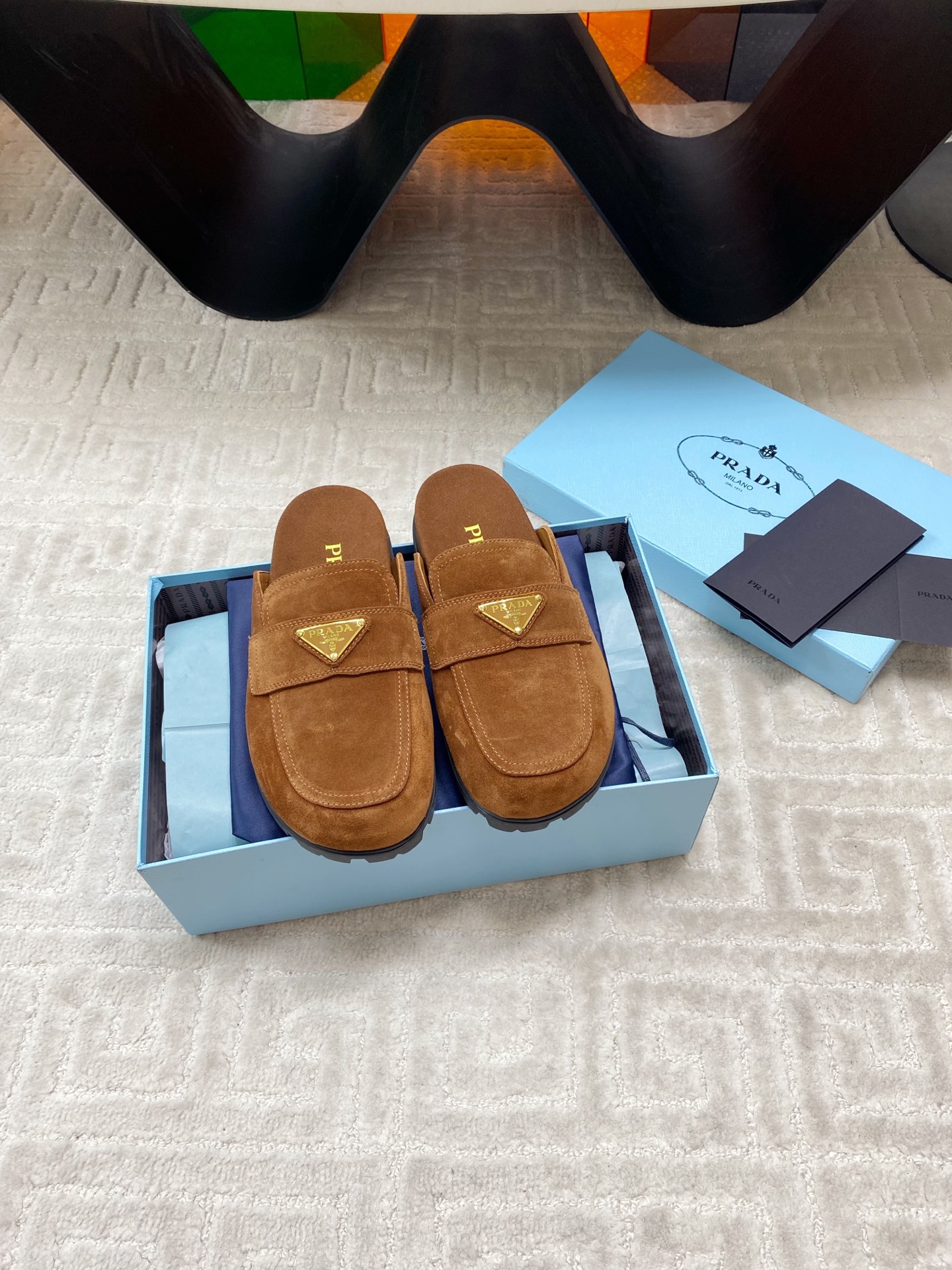 NO:404002,prada 25/ New Baotou Birken Slippers The rhythm of the stock being out of stock as soon as the counter is on. There are so many internet celebrity fashion bloggers planting grass. It’s really comfortable to put on your feet, delicate, comfortable and not monotonous!  All major internet celebrities are good!  Upper: Imported beef velvet oil edge Floor pad: Sheepskin foot pad Sole: Original Tpu sole size 35-39 (40.41 custom made without return or replacement), semi-torque, prada, prada, slippers, sheepskin19860909prada普拉达 25/ 新款 包头 勃肯 拖鞋 专柜一上就断货的节奏 超级多的网红时尚博主种草 上脚真的太舒服了,细腻舒适又不单调！各大网红明星都有上脚！ 鞋面: 进口牛绒油边 垫脚: 羊皮垫脚 鞋底: 原版Tpu底 码数35-39（40.41定做不退不换）,半拖,prada,prada,slippers,sheepskin,Women's Shoes