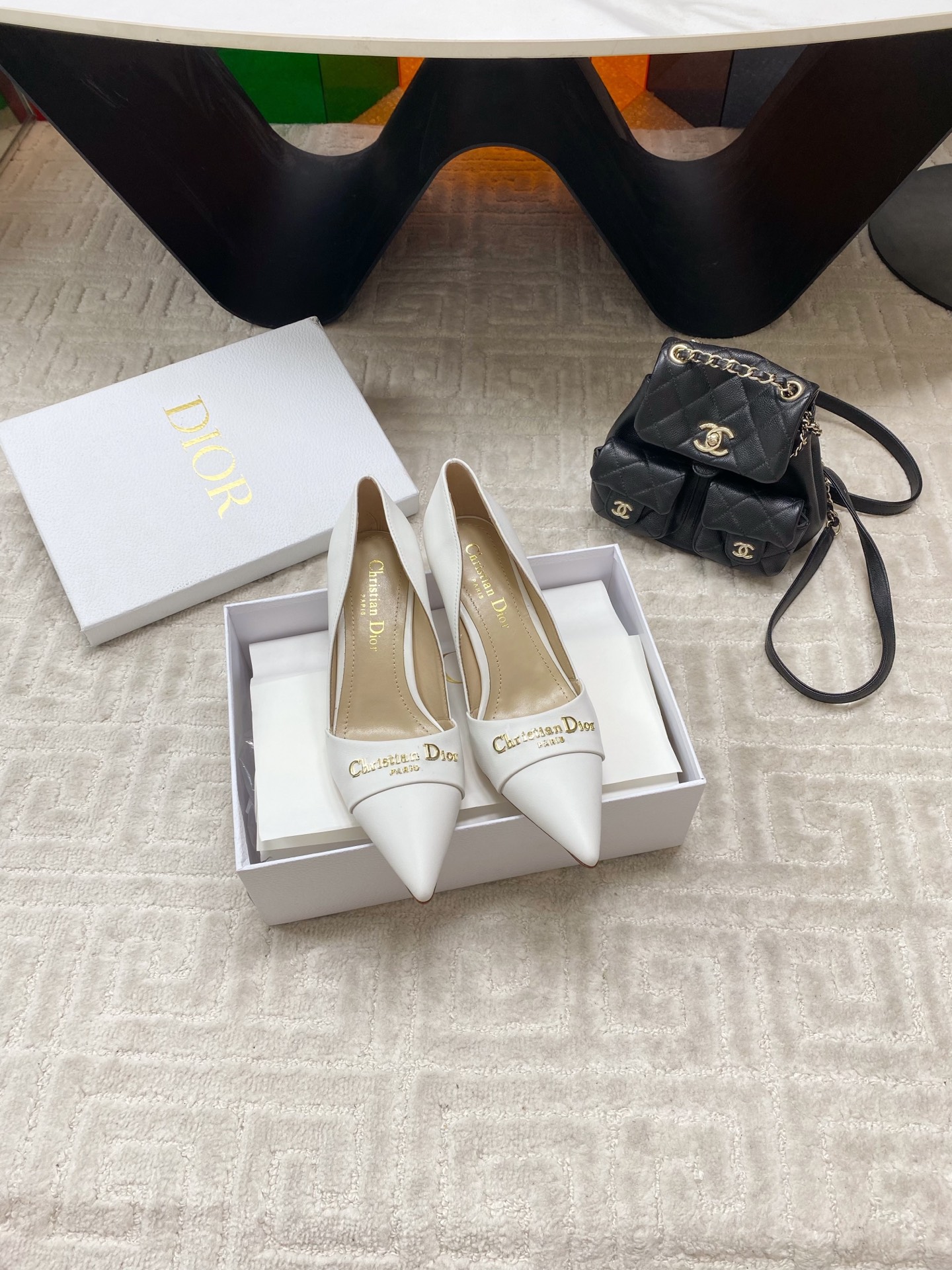 NO:403996,Dior/Dior 25S new pointed letters, pointed heel sandals and high heels, this season's letter series is really going to plant grass ~ The letter logo design, specially modify the leg shape, highlighting the brand's characteristics and full of high-end feeling!  With the concave and convex footrest, it is super comfortable to enter, cool and sexy!  A must-have item for the goddess seasons!  The upper is made of imported calf patent leather, the inner foot pads are all sheepskin high heels/5cm/8cm imported Italian cowhide outsole size 35-39 (34/40/41/42 customized), high heels, dior, dior, sandals, high heels, cowhide, sheepskin19860909Dior/迪奥25S新品尖头字母 尖头后跟凉鞋高跟鞋 这季的字母系列真的要狂种草啦~ 字母logo设计,特别修饰腿型 凸显品牌特色 满满的高级感！ 加上凹凸垫脚,入脚超级舒适, 又Cool又性感！女神四季必备单品！ 鞋面采用进口小牛漆皮 内里垫脚均为羊皮 跟高平底/5cm/8cm 意大利进口牛皮大底 尺码35-39（34/40/41/42订做),高跟鞋单鞋,dior,dior,sandals,high heels,cowhide,sheepskin,Women's Shoes