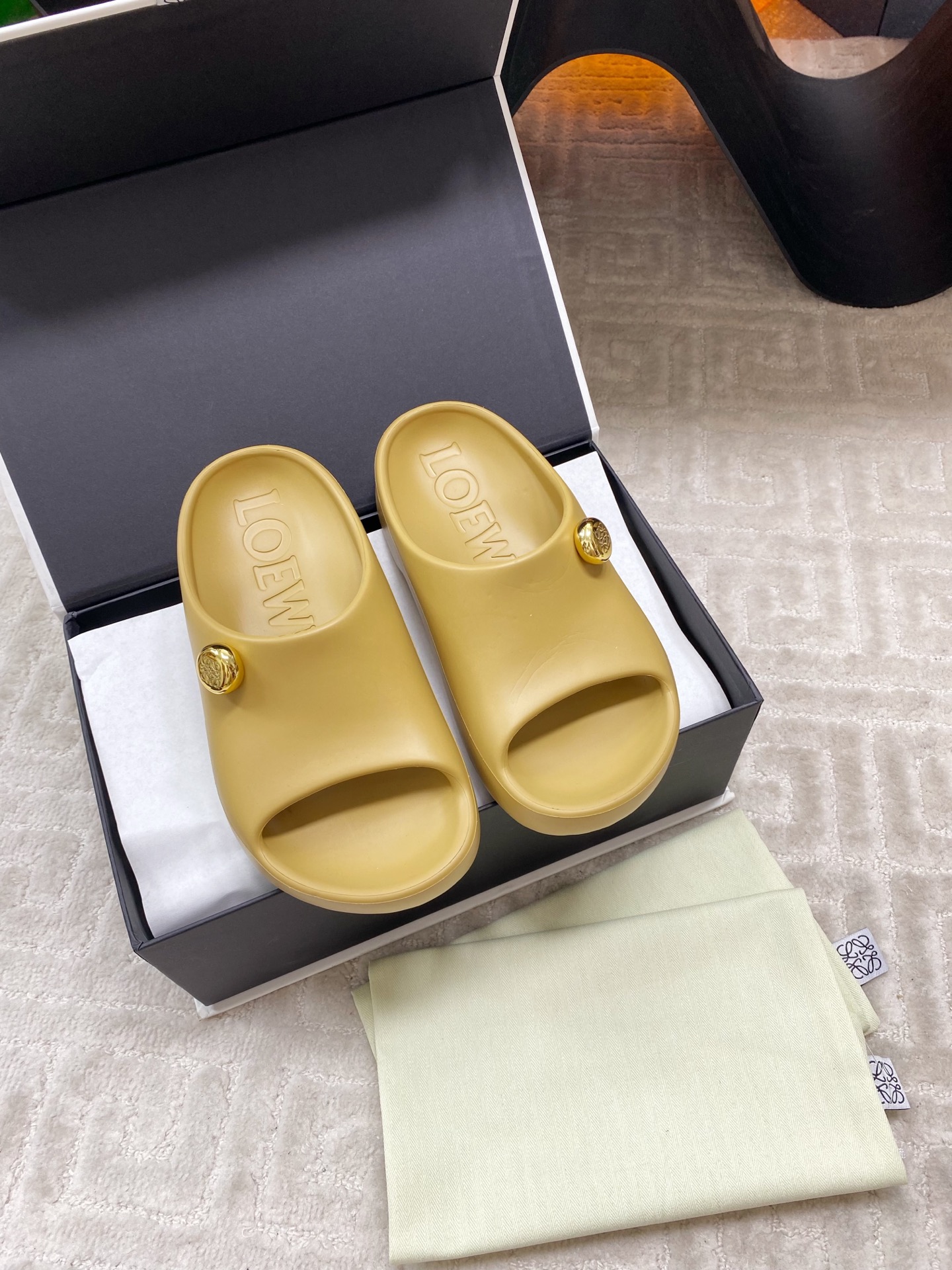 NO:403984,LOEWE｜Loyiwei Summer Paulas Limited Fashion Slippers Series Ultralight Slippers, super comfortable, wet, super suitable for going to the beach, with a high appearance, 2CM height, a must-have for summer, rubber foam integrated molding!  Electroplating hardware buckle, size35-39 (40 custom made without return or exchange), slippers, loewe, loewe, slippers19860909LOEWE｜罗意威夏季paulas限定时尚拖鞋系列 超轻拖鞋,超舒服,湿水,去沙滩穿超合适的, 颜值也很高,高度2CM那样,夏季必备款 橡胶发泡一体成型！电镀五金扣, size35-39（40订做不退换）,拖鞋,loewe,loewe,slippers,Women's Shoes