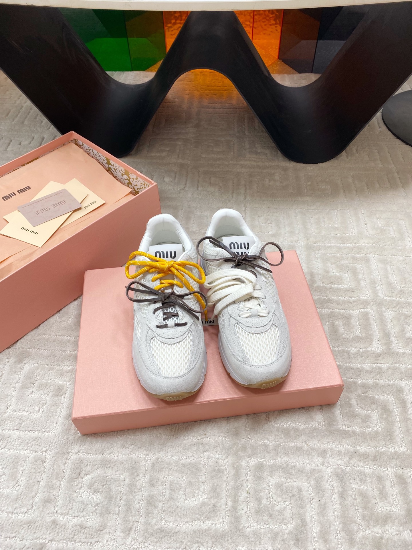 NO:403981,miumiu X NB has new joint sneakers!  !  The previous miu miu X New Balance co-branded shoes were so popular. This time we have dad shoes again. The new co-branded series is no longer thin-soled shoes. It is too friendly to small people. As always, it is still easy to wear and increase in size 35-39 (40 custom made without return or exchange), casual shoes/sports shoes, miumiu, sneakers19860909miumiu X NB又有了新的联名球鞋！！ 之前的miu miu X New Balance 联名鞋子火的一塌糊涂,这次又来了老爹鞋款,新的联名系列啦 不再是薄底鞋 对小个子太友好啦,一如既往还是miu里miu气的好穿又增高 size 35-39（40订做不退换）,休闲鞋/运动鞋,miumiu,sneakers,Women's Shoes