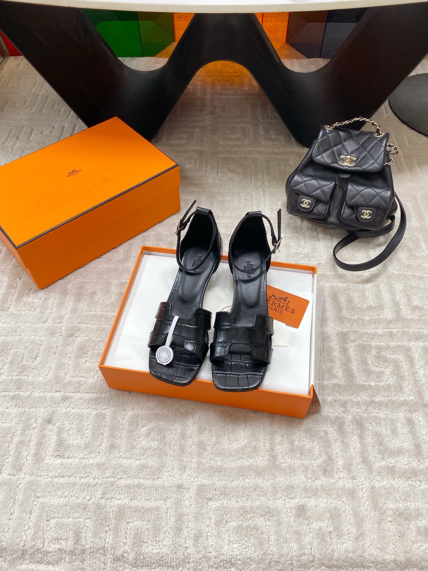 NO:403977,Hermès/Hermès classic H cat heel sandals The upper is a classic H-shaped design. The brand is highly recognizable. It has both good looks and feet. The feet look very good on the real thing. It looks slim and white to show temperament. Super exquisite and classy noble ladies' sandals. The fabric is made of original custom leather. The inner foot pads are all mixed sheepskin. Italian imported cowhide sole size35-39 (40 customization, no return or exchange), sandals, hermes, hermes, sandals, cowhide, sheepskin19860909Hermès/爱马仕经典H猫跟凉鞋 鞋面是经典的H造型设计 品牌辨识度极高 颜值和脚感兼备 实物上脚特别好看 显瘦显白显气质 超级精致有档次的贵妇凉鞋 面料采用原版定制皮料 内里垫脚均为混种羊皮 意大利进口牛皮大底 size35-39（40定制不退换）,凉鞋,hermes,hermes,sandals,cowhide,sheepskin,Women's Shoes