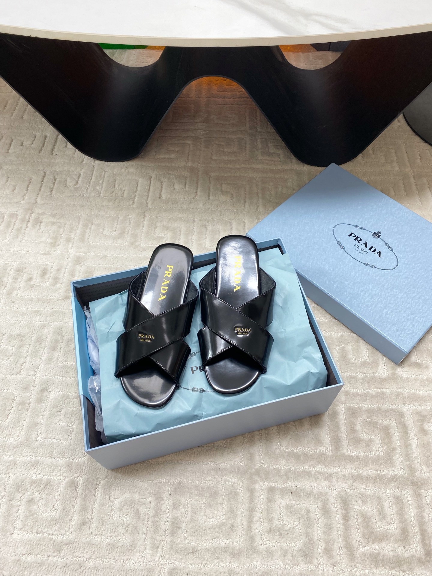 NO:403965,Prada2025 new clip-toe slippers Original 1:1 development, cow patent leather upper, sheepskin inner soft rubber sole, simple and comfortable summer must-have size 35-39 (40, 41 custom made without return or exchange), split-toe slippers, prada, slippers, sheepskin19860909Prada2025新款夹趾拖鞋 原版1:1开发,牛漆皮鞋面 羊皮内里 柔软橡胶底 简洁舒适夏季必选 码数35-39（40,41订做不退换）,分趾鞋拖鞋,prada,slippers,sheepskin,Women's Shoes