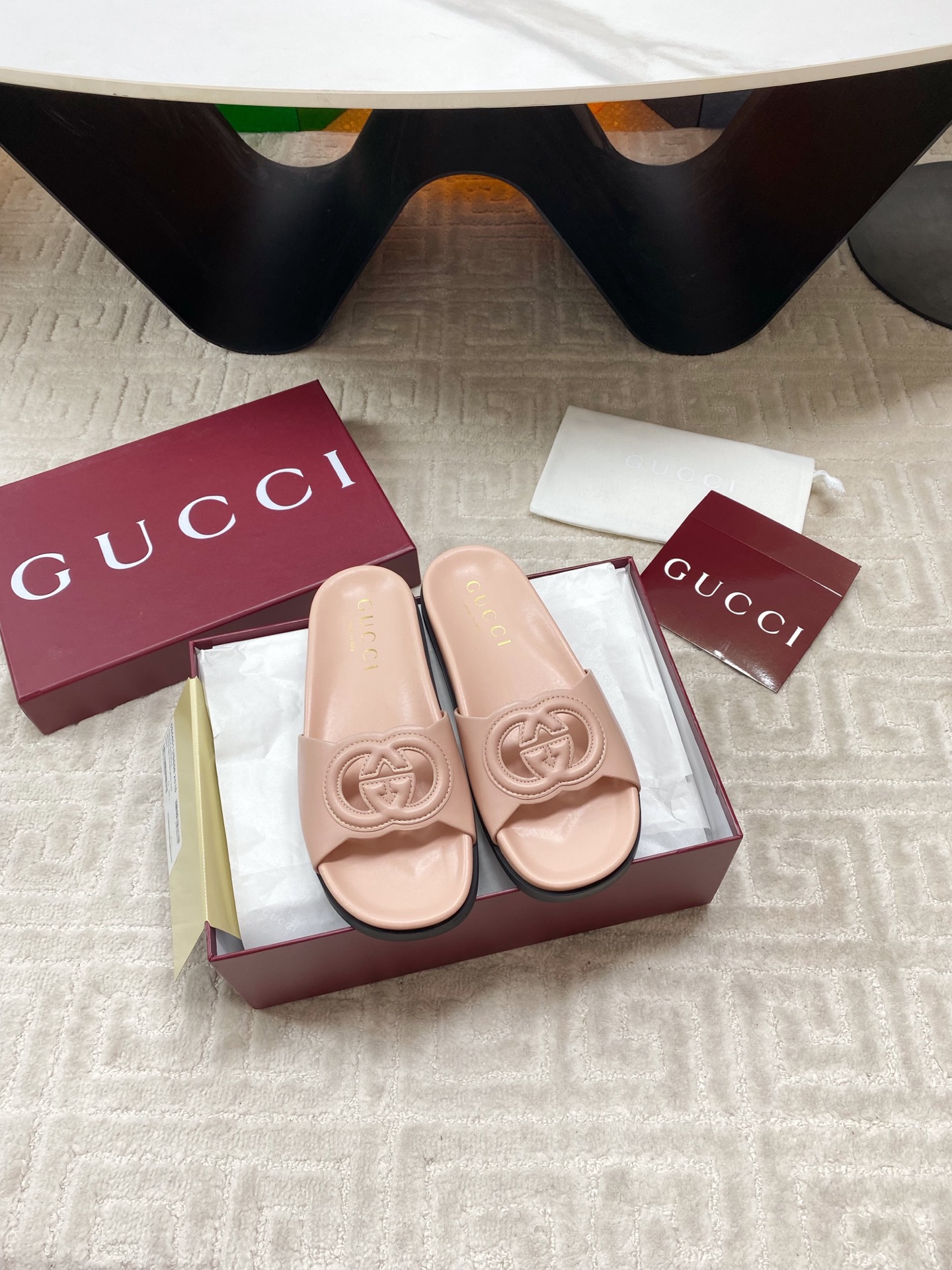 NO:402197,Gucci 25 summer new sandals, craftsmanship, embellishment with a discerning double G three-dimensional marking injects a touch of exquisite and elegant atmosphere into the entire design. Original custom cowhide, custom sheepskin, rubber outsole, size 35-39 (40.41.42 custom made without return or exchange), slippers, gucci, slippers, cowhide, sheepskin19860909Gucci古琦25夏季新款凉拖鞋 匠心打造,缀饰一眼可辨的双G 立体标为整个设计注入一抹精致优雅气息 原版定制牛皮 内里定制羊皮  橡胶大底 码数35-39（40.41.42定做不退换）,拖鞋,gucci,slippers,cowhide,sheepskin,Women's Shoes