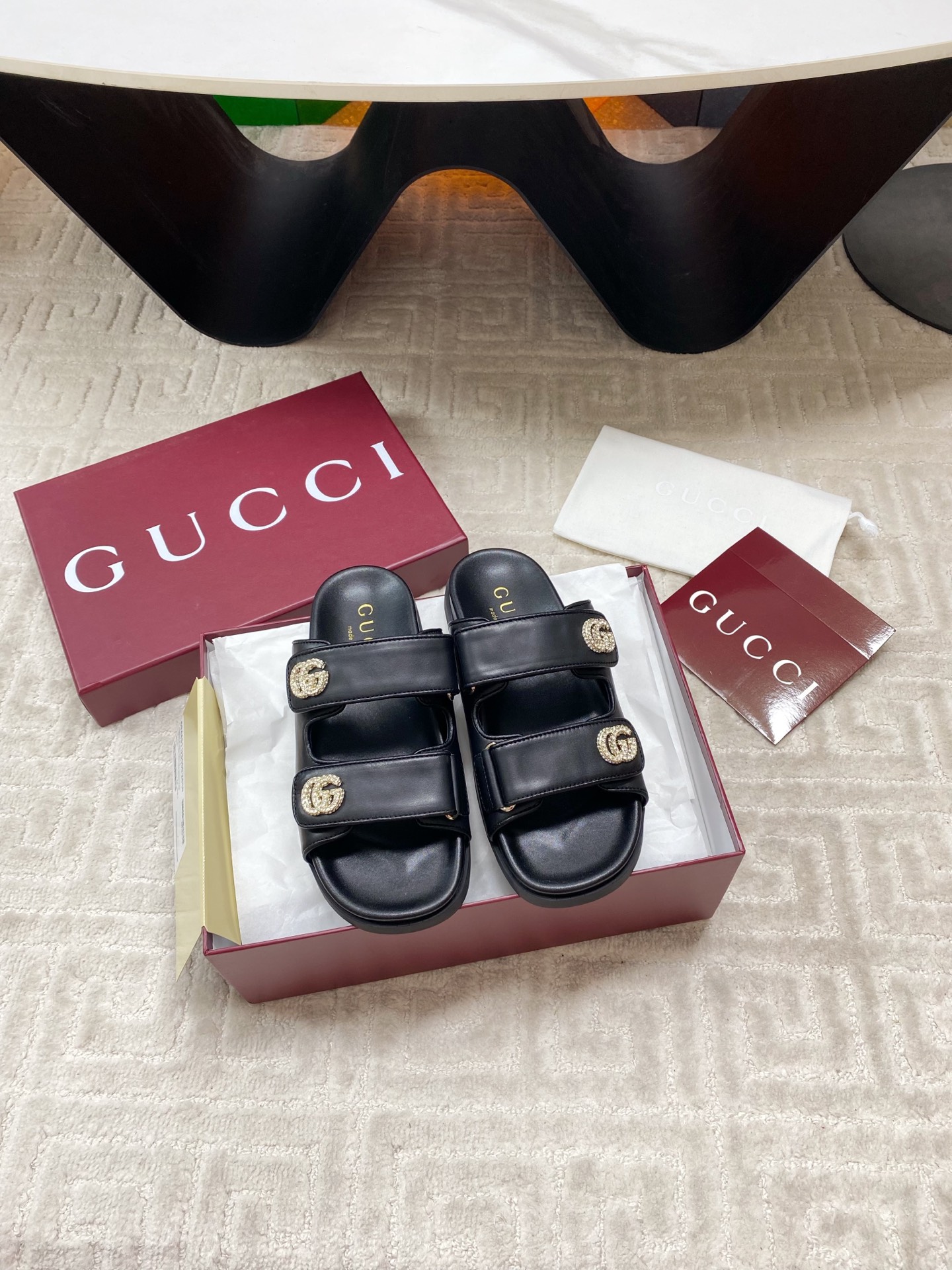 NO:402191,High-end GUCCI Gucci Spring and summer new GG rhinestone buckle Velcro flat slippers Beach casual ladies slippers Modern design aesthetics explore the unique path of ingenuity, cleverly blending the brand classic elements with the beloved brand logo. This sandal embellishes the beloved double G shape accessories, injecting a low-key brand logo charm into the entire design, complementing the versatility of Velcro straps. Cowhide Original outsole Size 35-39 (40.41.42 Custom made without return), slippers, gucci, gucci, sandals, slippers, cowhide19860909高版GUCCI 古驰 春夏新款 GG水钻扣魔术贴平底拖鞋 沙滩休闲女士拖鞋 现代设计美学探索独特匠心之路,巧妙融合品牌经典元素与备受喜爱的品牌标识.这款凉鞋缀饰备受喜爱的双G造型配件,为整个设计注入一抹低调的品牌标识魅力,与魔术贴带的多功能性相得益彰. 牛皮 原版大底 码数35-39（40.41.42订做不退换）,拖鞋,gucci,gucci,sandals,slippers,cowhide,Women's Shoes
