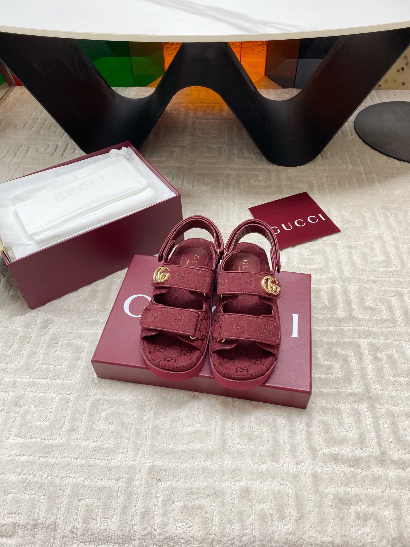 NO:402237,High-end GUCCI New Spring and Summer GG Printed Velcro Flat Sandals Beach Casual Women's Sandals Modern design aesthetics explore the unique path of craftsmanship, cleverly blending the brand's classic elements and the beloved brand logo. This sandal embellishes the beloved double G styling accessories, injecting a low-key brand logo charm into the entire design, complementing the versatility of Velcro straps. Original custom GU exclusive logo printing material Original outsole Size 35-39 (40.41.42 Customized non-return and exchange), sandals, gucci, gucci, sandals19860909高版GUCCI 古驰 春夏新款 GG印花魔术贴平底凉鞋 沙滩休闲女士凉鞋 现代设计美学探索独特匠心之路,巧妙融合品牌经典元素与备受喜爱的品牌标识.这款凉鞋缀饰备受喜爱的双G造型配件,为整个设计注入一抹低调的品牌标识魅力,与魔术贴带的多功能性相得益彰. 原版订制GU专属logo印花材料 原版大底 码数35-39（40.41.42订做不退换）,凉鞋,gucci,gucci,sandals,Women's Shoes