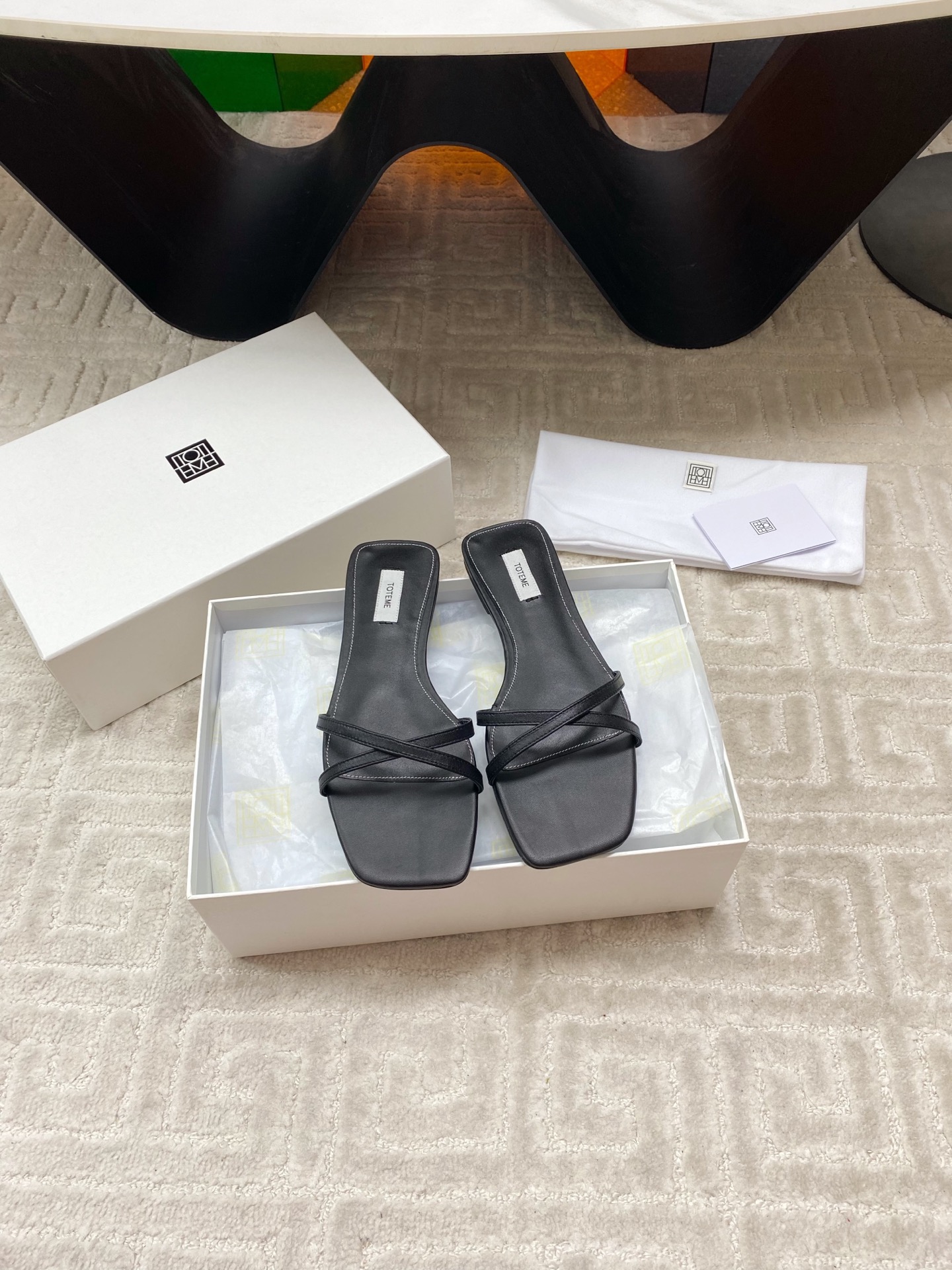 NO:403957,Toteme25 spring and summer flat-sole square-head simple cross-strip slippers!  The neat fusion is perfect, and the full sheepskin makes it super comfortable to wear!  Whether it is leisure and vacation or elegant and intellectual, it is very good to control it!  It is more versatile and changeable than you imagined, truly interpreting retro, minimalist and comfortable!  The upper is made of imported mixed-bred sheepskin, inner footbed sheepskin imported from Italy, imported genuine leather sole Size: 35-39 (40 41 custom made without return or exchange), slippers, slippers, sheepskin, Leather soles19860909Toteme25春夏平底方头简易交叉带子拖鞋！呈现的利落融合很的完美,全绵羊皮打造上脚超级舒适！无是论休闲度假还是优雅知性,都驾得驭很好！ 比象想中更百搭多变,真正释诠了复古、极简、舒适！ 鞋面采用进口混种羊皮 内里垫脚羊皮 意大利进口真皮大底 码数:35-39（40 41定做不退换）,拖鞋,slippers,sheepskin,Leather soles,Women's Shoes