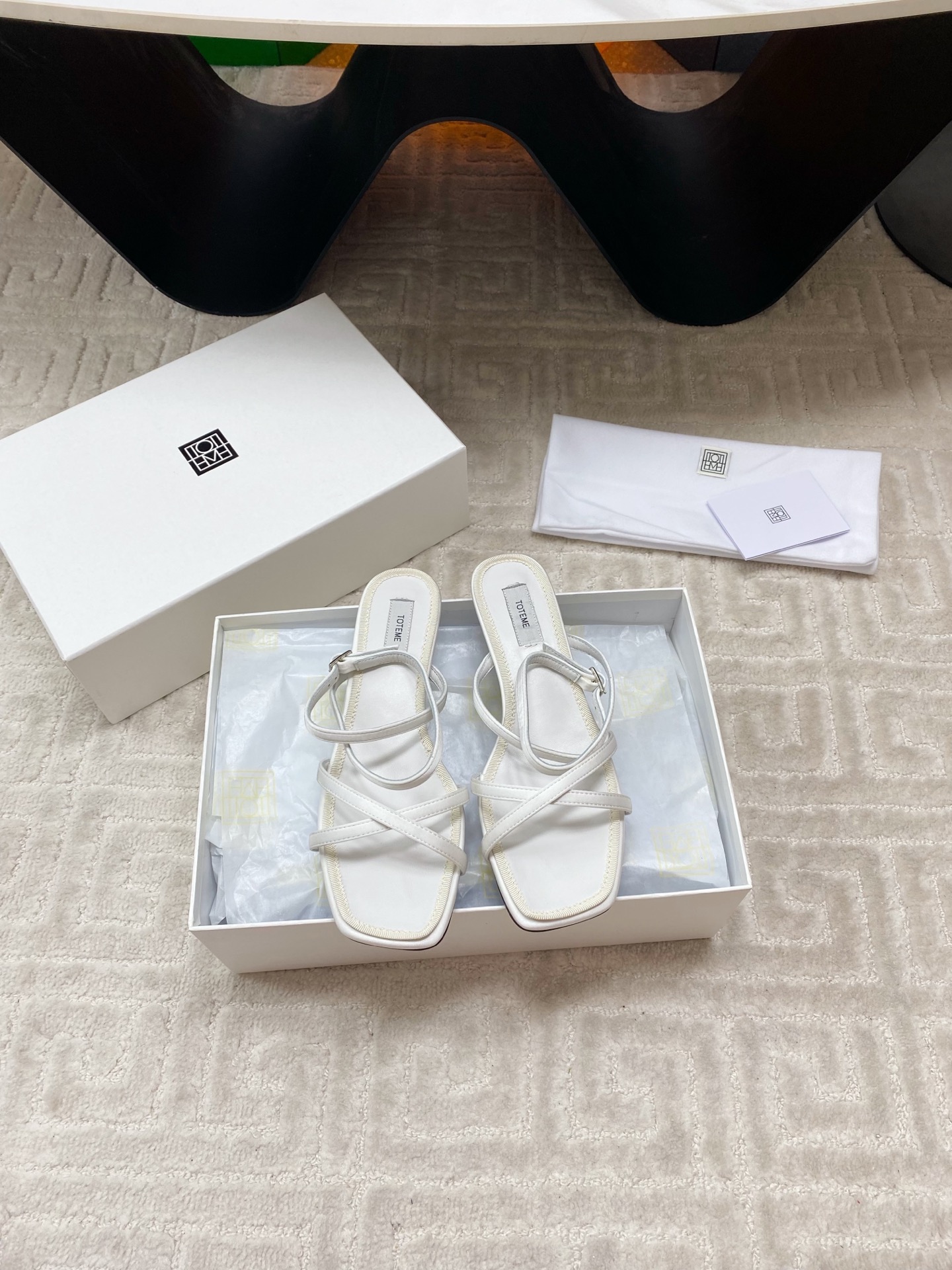 NO:403961,Toteme25 spring and summer cat heel square-head simple silk cross-belt slippers!  The neat fusion is perfect, and the cat design is super comfortable to wear!  Whether it is leisure and vacation or elegant and intellectual, it is very good to control it!  It is more versatile and changeable than you imagined, truly interpreting retro, minimalist and comfortable!  The upper is made of imported silk satin, inner foot padded sheepskin imported from Italy, heel height: about 4.5cm, size: 35-39 (40 41 custom made without return), slippers, slippers, sheepskin, real silk, silk fabric, Leather soles19860909Toteme25春夏猫跟方头简易真丝交叉带子拖鞋！呈现的利落融合很的完美,猫跟设计上脚超级舒适！无是论休闲度假还是优雅知性,都驾得驭很好！ 比象想中更百搭多变,真正释诠了复古、极简、舒适！ 鞋面采用进口真丝绸缎 内里垫脚羊皮 意大利进口真皮大底 跟高:约4.5cm 码数:35-39（40 41定做不退换）,拖鞋,slippers,sheepskin,real silk,silk fabric,Leather soles,Women's Shoes