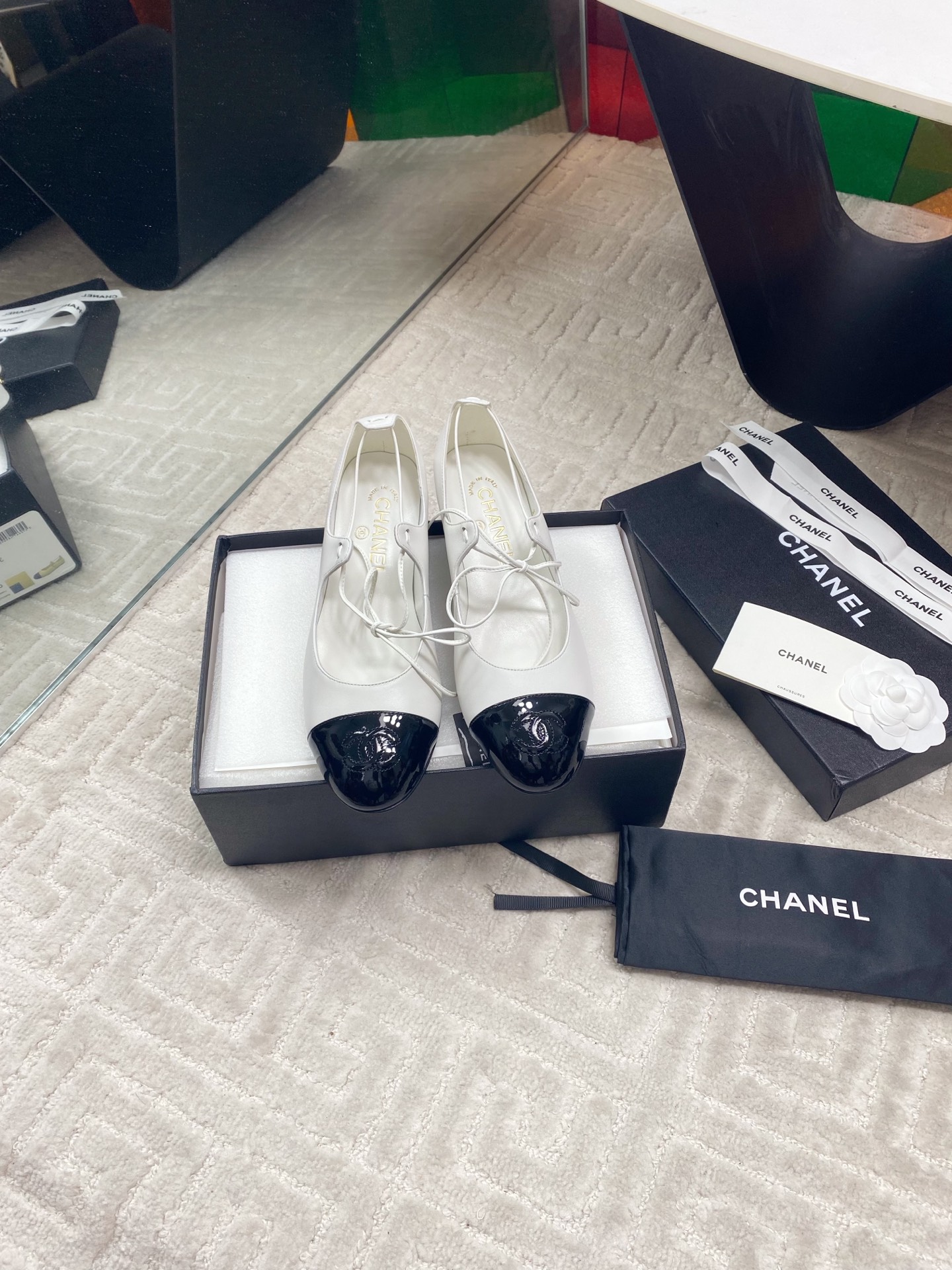 NO:403949,Chane* Coco small-scented sheepskin strap flat ballet shoes Mary Zhen shoes single shoes classic reshaping, fantasy upgraded grosgrain lightly over the toe, and the double C logo is vividly above grosgrain. The inside and outside of the shoes are made of high-end sheepskin, which is gentle and fit. The sheepskin thin belt climbs on the instep with a light posture, turning the classic Mary Zhen shoes into wearable art. The upper material is Napa sheepskin. The inner water-dyed goatskin inner foot pads, the inner marking font is the same authentic. Heel high flat sole/about 4.2cm medium heel. Outsole imported Italian leather outsole. Size 35-39 (40 can be customized without return or exchange), ballet shoes, chanel, mary jane, sheepskin, Leather soles19860909Chane* Coco小香羊皮绑带平底芭蕾舞鞋玛丽珍鞋单鞋 经典重塑,梦幻升级罗缎轻覆鞋头,双C徽标跃然罗缎之上.鞋内外均选用上乘羊皮,温驯贴合.羊皮细带以轻盈姿态攀附脚背,将经典玛丽珍鞋化为可佩戴艺术. 鞋面材质纳帕羊皮 内里水染山羊皮内里垫脚、内里标码字体一致正品 跟高平底/约4.2cm中跟 大底进口意大利真皮大底 码数35-39码（40可定制不退不换）,芭蕾舞鞋,chanel,mary jane,sheepskin,Leather soles,Women's Shoes