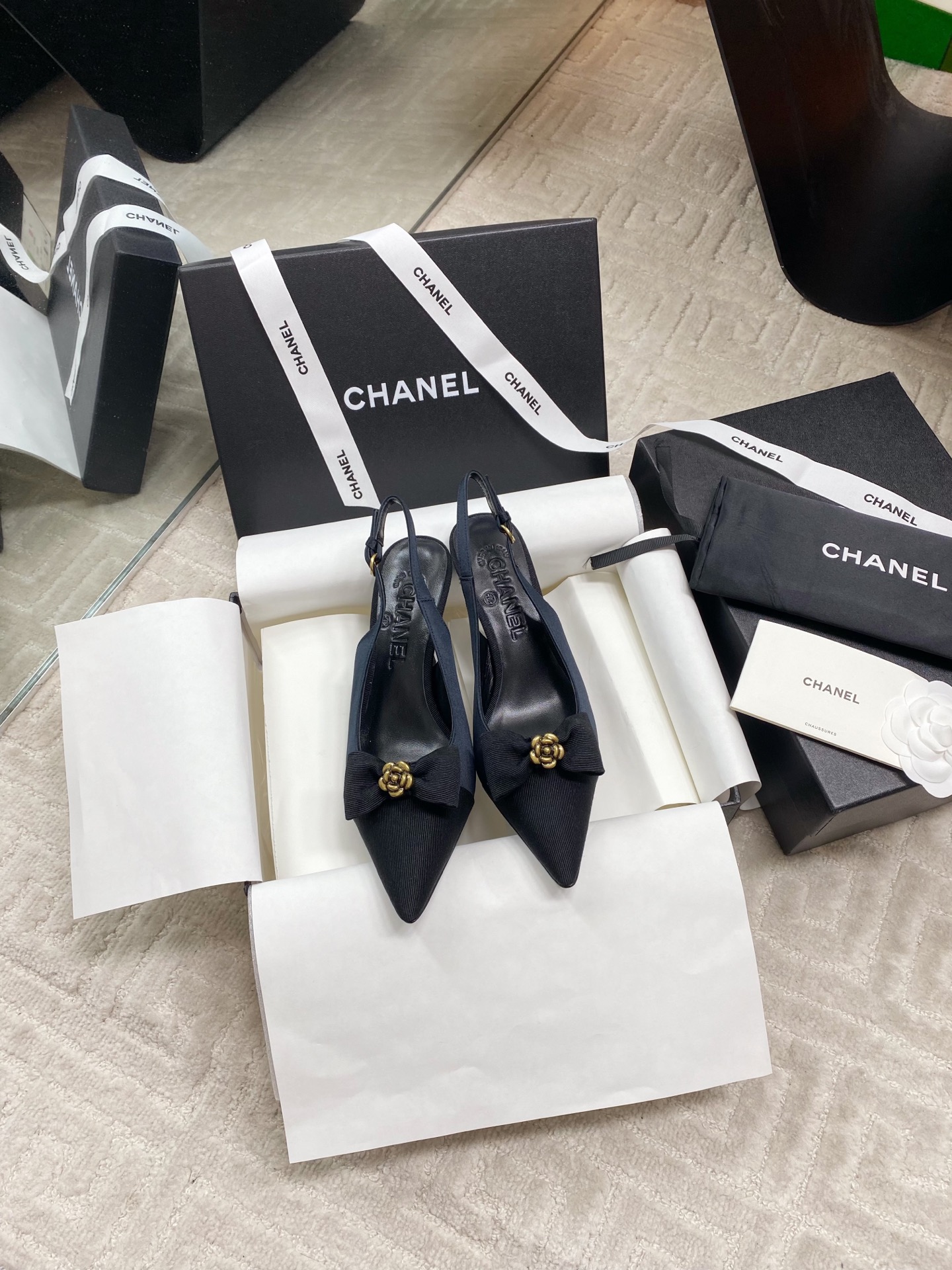 NO:403950,Chane* Coco small fragrant camellia bow tripod sandals. The original single-quality high-end delicate sheepskin upper highlights soft luster, and the pointed toe extends the vision with sculptural lines. The bow and camellia are Chane* classic elements, adding a touch of bright color to the overall shape. About 9 cm slim heels show a tall figure. The leather outsole is ideal for creating daily or special shapes. The upper material is Napa lambskin. The inner water-dyed goatskin inner footbed and the inner marking font is the same authentic. The heel height is about 9 cm. The outsole is imported from Italian leather outsole. The size is 35-39 (40 can be customized without return or replacement), sandals, chanel, sandals, sheepskin, Leather soles19860909Chane* Coco小香山茶花蝴蝶结后绊带凉鞋 原单品质高版本细腻羊皮鞋面凸显柔和光泽,尖头以雕塑感线条延伸视觉.蝴蝶结和山茶花是Chane*经典元素,为整体造型增添一抹亮色.约9厘米细高跟展现高挑身姿,真皮大底无论是打造日常造型或特别造型,它都是理想之选. 鞋面材质纳帕小羊皮 内里水染山羊皮内里垫脚、内里标码字体一致正品 跟高约9厘米 大底进口意大利真皮大底 码数35-39码（40可定制不退不换）,凉鞋,chanel,sandals,sheepskin,Leather soles,Women's Shoes