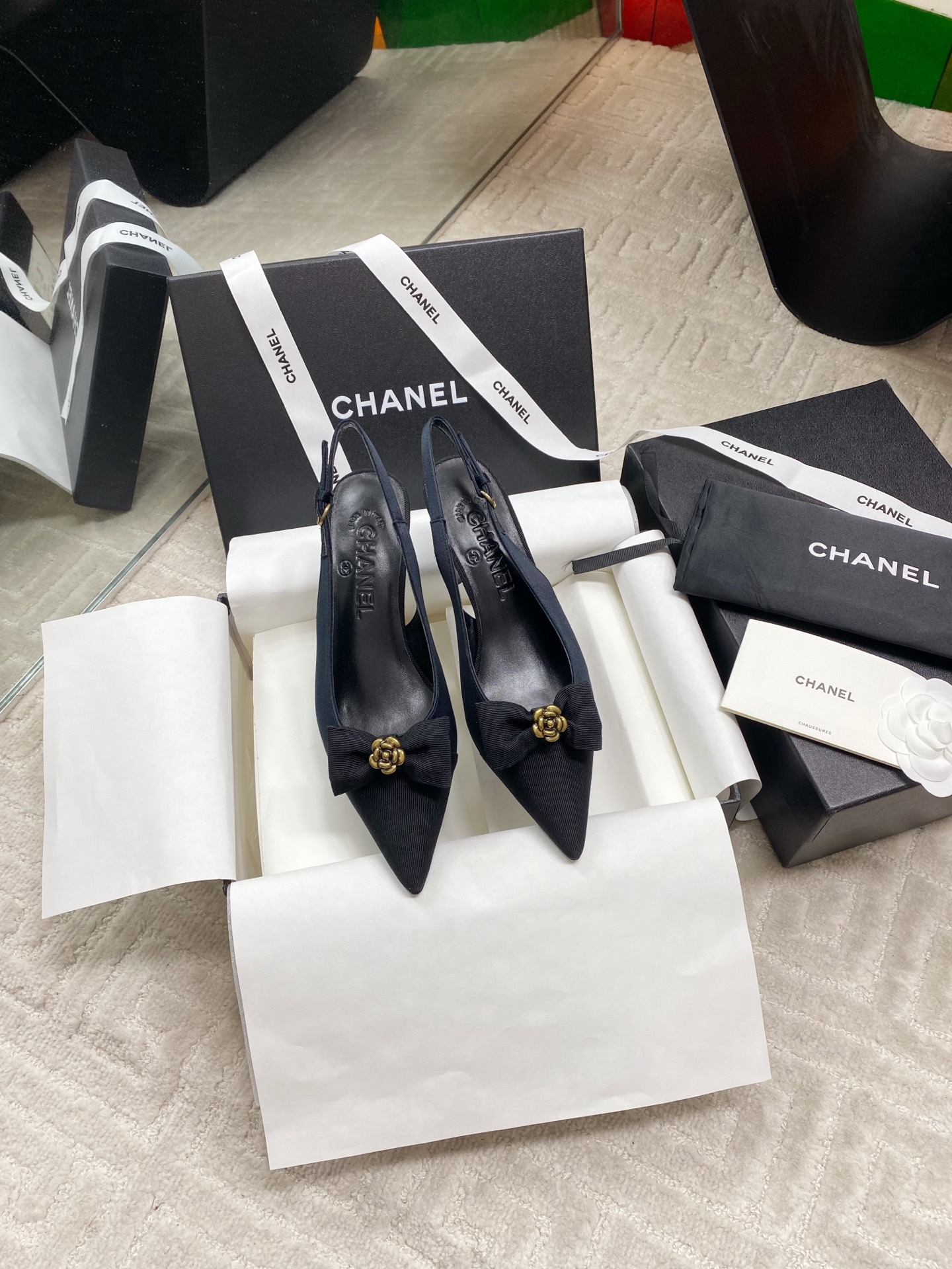 NO:403954,Chane* Coco small fragrant camellia bow tripod sandals. The original single-quality high-version delicate sheepskin upper highlights soft luster, and the pointed toe extends the vision with sculptural lines. The bow and camellia are Chane* classic elements, adding a touch of bright color to the overall shape. About 9 cm slim heels show a tall figure. The leather sole is ideal for creating daily or special shapes. The upper material is Napa lambskin. The inner water-dyed goatskin inner footbed and the inner marking font is the same authentic. The heel height is about 7 cm. The sole is imported from the Italian leather outsole. The size is 35-39 (40 can be customized without return or replacement), sandals, chanel, sandals, sheepskin, Leather soles19860909Chane* Coco小香山茶花蝴蝶结后绊带凉鞋 原单品质高版本细腻羊皮鞋面凸显柔和光泽,尖头以雕塑感线条延伸视觉.蝴蝶结和山茶花是Chane*经典元素,为整体造型增添一抹亮色.约9厘米细高跟展现高挑身姿,真皮大底无论是打造日常造型或特别造型,它都是理想之选. 鞋面材质纳帕小羊皮 内里水染山羊皮内里垫脚、内里标码字体一致正品 跟高约7厘米 大底进口意大利真皮大底 码数35-39码（40可定制不退不换）,凉鞋,chanel,sandals,sheepskin,Leather soles,Women's Shoes