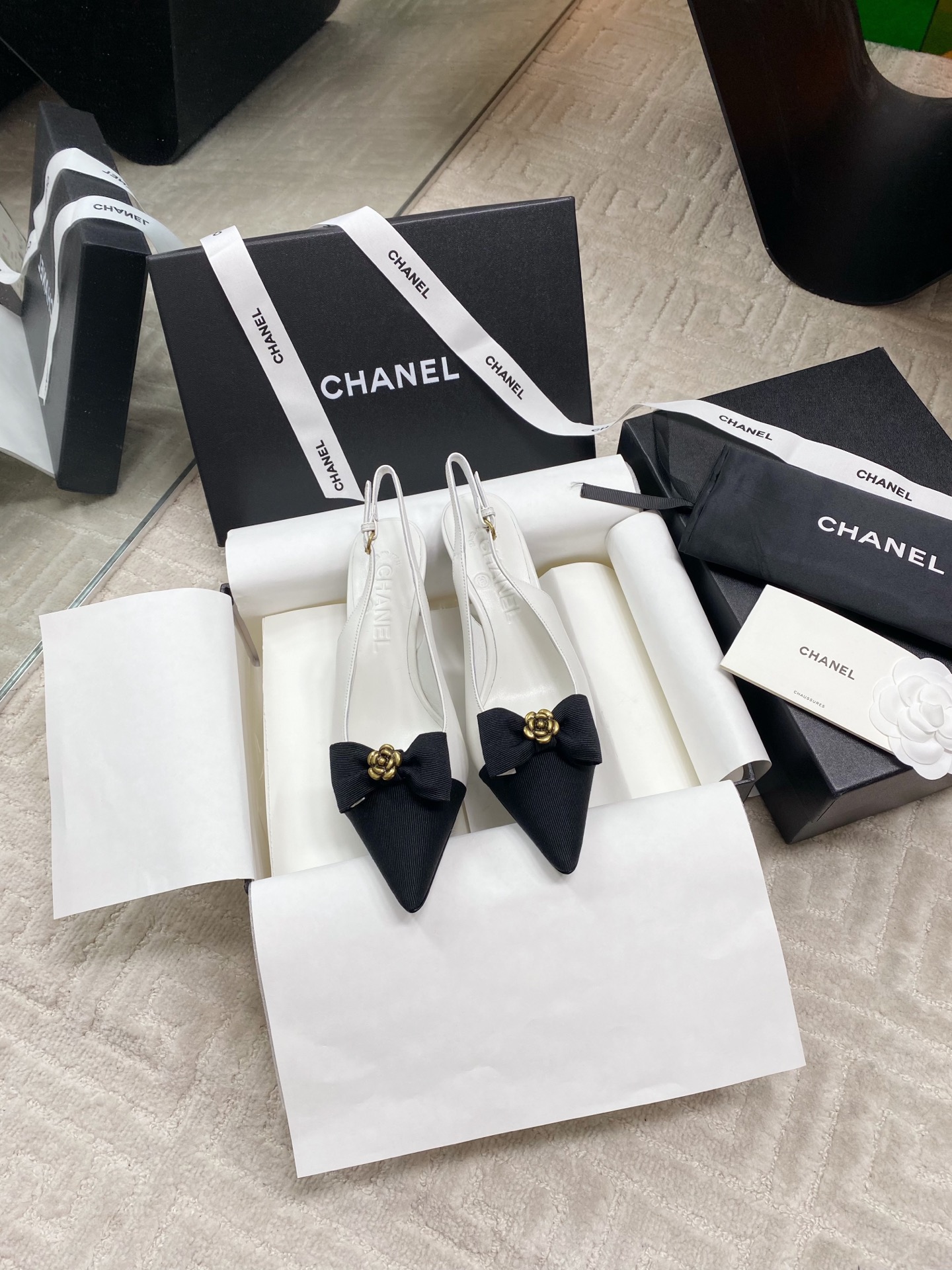 NO:403935,Chane* Coco small fragrant camellia bow tripod sandals. The original single-quality high-end delicate sheepskin upper highlights soft luster, and the pointed toe extends the vision with sculptural lines. The bow and camellia are Chane* classic elements, adding a touch of bright color to the overall shape. About 9 cm slim heels show a tall figure. The leather outsole is ideal for creating daily or special shapes. The upper material is Napa lambskin. The inner water-dyed goatskin inner footbed and the inner marking font is the same authentic. The heel height is about 9 cm. The outsole is imported from Italian leather outsole. The size is 35-39 (40 can be customized without return or replacement), sandals, chanel, sandals, sheepskin, Leather soles19860909Chane* Coco小香山茶花蝴蝶结后绊带凉鞋 原单品质高版本细腻羊皮鞋面凸显柔和光泽,尖头以雕塑感线条延伸视觉.蝴蝶结和山茶花是Chane*经典元素,为整体造型增添一抹亮色.约9厘米细高跟展现高挑身姿,真皮大底无论是打造日常造型或特别造型,它都是理想之选. 鞋面材质纳帕小羊皮 内里水染山羊皮内里垫脚、内里标码字体一致正品 跟高约9厘米 大底进口意大利真皮大底 码数35-39码（40可定制不退不换）,凉鞋,chanel,sandals,sheepskin,Leather soles,Women's Shoes