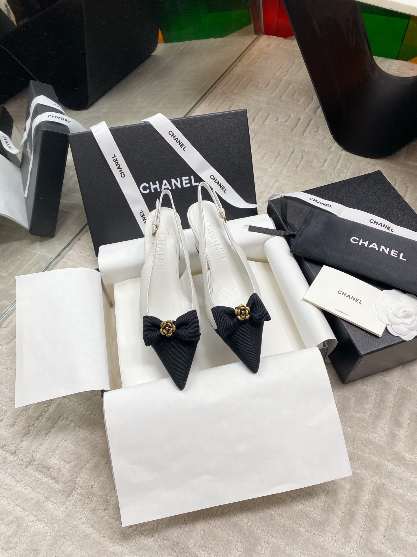 NO:403941,Chane* Coco small fragrant camellia bow tripod sandals. The original single-quality high-version delicate sheepskin upper highlights soft luster, and the pointed toe extends the vision with sculptural lines. The bow and camellia are Chane* classic elements, adding a touch of bright color to the overall shape. About 9 cm slim heels show a tall figure. The leather outsole is ideal for creating daily or special shapes. The upper material is Napa lambskin. The inner water-dyed goatskin inner footbed and the inner marking font is the same authentic. The heel height is about 7 cm. The outsole is imported from Italian leather outsole. The size is 35-39 (40 can be customized without return or replacement), sandals, chanel, sandals, sheepskin, Leather soles19860909Chane* Coco小香山茶花蝴蝶结后绊带凉鞋 原单品质高版本细腻羊皮鞋面凸显柔和光泽,尖头以雕塑感线条延伸视觉.蝴蝶结和山茶花是Chane*经典元素,为整体造型增添一抹亮色.约9厘米细高跟展现高挑身姿,真皮大底无论是打造日常造型或特别造型,它都是理想之选. 鞋面材质纳帕小羊皮 内里水染山羊皮内里垫脚、内里标码字体一致正品 跟高约7厘米 大底进口意大利真皮大底 码数35-39码（40可定制不退不换）,凉鞋,chanel,sandals,sheepskin,Leather soles,Women's Shoes