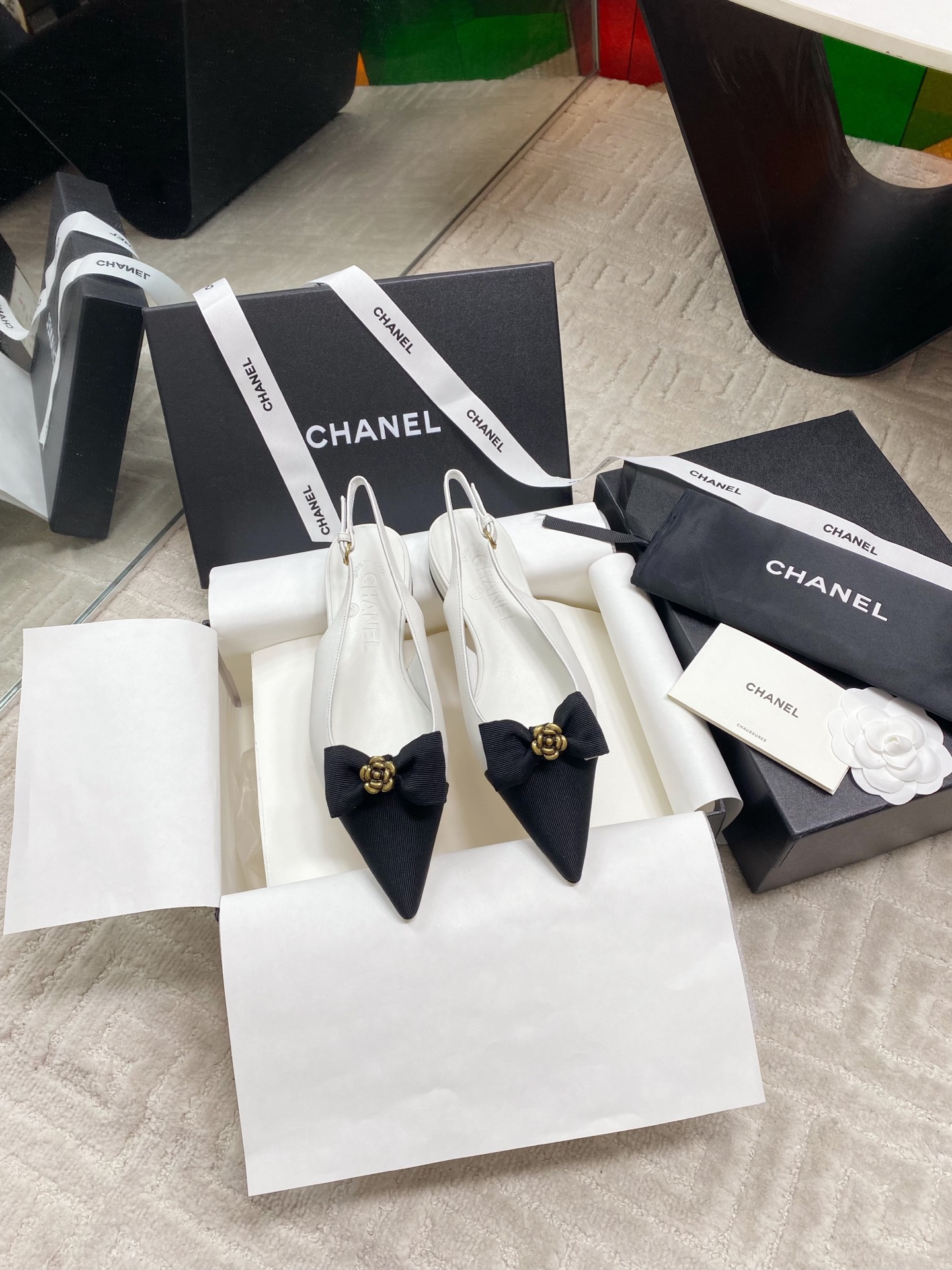 NO:403945,Chane* Coco small fragrant camellia bow tripod sandals. The original single-quality high-version delicate sheepskin upper highlights soft luster, and the pointed toe extends the vision with sculptural lines. The bow and camellia are Chane* classic elements, adding a touch of bright color to the overall shape. About 9 cm slim heels show a tall figure. The leather sole is ideal for creating daily or special shapes. The upper material is Napa lambskin. The inner water-dyed goatskin inner footbed and the inner marking font is the same authentic heel height about 2.5 cm. The sole is imported from Italian leather outsole. The size is 35-39 (40 can be customized without return or replacement), sandals, chanel, sandals, sheepskin, Leather soles19860909Chane* Coco小香山茶花蝴蝶结后绊带凉鞋 原单品质高版本细腻羊皮鞋面凸显柔和光泽,尖头以雕塑感线条延伸视觉.蝴蝶结和山茶花是Chane*经典元素,为整体造型增添一抹亮色.约9厘米细高跟展现高挑身姿,真皮大底无论是打造日常造型或特别造型,它都是理想之选. 鞋面材质纳帕小羊皮 内里水染山羊皮内里垫脚、内里标码字体一致正品 跟高约2.5厘米 大底进口意大利真皮大底 码数35-39码（40可定制不退不换）,凉鞋,chanel,sandals,sheepskin,Leather soles,Women's Shoes