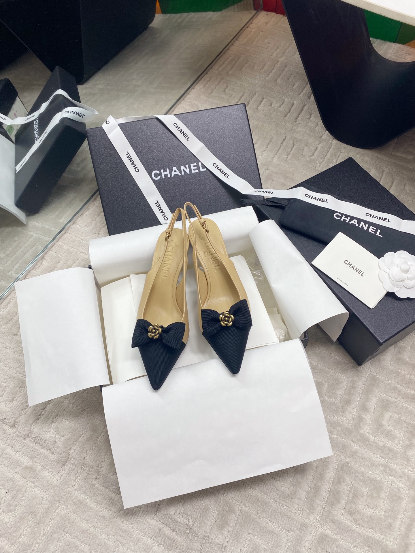 NO:403962,Chane* Coco small fragrant camellia bow tripod sandals. The original single-quality high-version delicate sheepskin upper highlights soft luster, and the pointed toe extends the vision with sculptural lines. The bow and camellia are Chane* classic elements, adding a touch of bright color to the overall shape. About 9 cm slim heels show a tall figure. The leather sole is ideal for creating daily or special shapes. The upper material is Napa lambskin. The inner water-dyed goatskin inner footbed and the inner marking font is the same authentic. The heel height is about 9 cm. The imported Italian leather outsole. The size is 35-39 (40 can be customized without return or replacement), sandals, chanel, sandals, sheepskin, Leather soles19860909Chane* Coco小香山茶花蝴蝶结后绊带凉鞋 原单品质高版本细腻羊皮鞋面凸显柔和光泽,尖头以雕塑感线条延伸视觉.蝴蝶结和山茶花是Chane*经典元素,为整体造型增添一抹亮色.约9厘米细高跟展现高挑身姿,真皮大底无论是打造日常造型或特别造型,它都是理想之选. 鞋面材质纳帕小羊皮 内里水染山羊皮内里垫脚、内里标码字体一致正品 跟高约9厘米 大底进口意大利真皮大底 码数35-39码（40可定制不退不换）,凉鞋,chanel,sandals,sheepskin,Leather soles,Women's Shoes