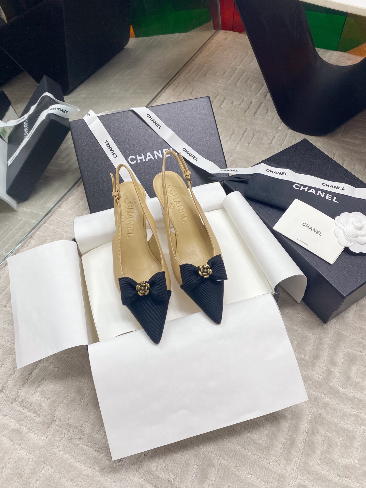 NO:403966,Chane* Coco small fragrant camellia bow tripod sandals. The original single-quality high-version delicate sheepskin upper highlights soft luster, and the pointed toe extends the vision with sculptural lines. The bow and camellia are Chane* classic elements, adding a touch of bright color to the overall shape. About 9 cm slim heels show a tall figure. The leather outsole is ideal for creating daily or special shapes. The upper material is Napa lambskin. The inner water-dyed goatskin inner footbed and the inner marking font is the same authentic. The heel height is about 7 cm. The outsole is imported from Italian leather outsole. The size is 35-39 (40 can be customized without return or replacement), sandals, chanel, sandals, sheepskin, Leather soles19860909Chane* Coco小香山茶花蝴蝶结后绊带凉鞋 原单品质高版本细腻羊皮鞋面凸显柔和光泽,尖头以雕塑感线条延伸视觉.蝴蝶结和山茶花是Chane*经典元素,为整体造型增添一抹亮色.约9厘米细高跟展现高挑身姿,真皮大底无论是打造日常造型或特别造型,它都是理想之选. 鞋面材质纳帕小羊皮 内里水染山羊皮内里垫脚、内里标码字体一致正品 跟高约7厘米 大底进口意大利真皮大底 码数35-39码（40可定制不退不换）,凉鞋,chanel,sandals,sheepskin,Leather soles,Women's Shoes