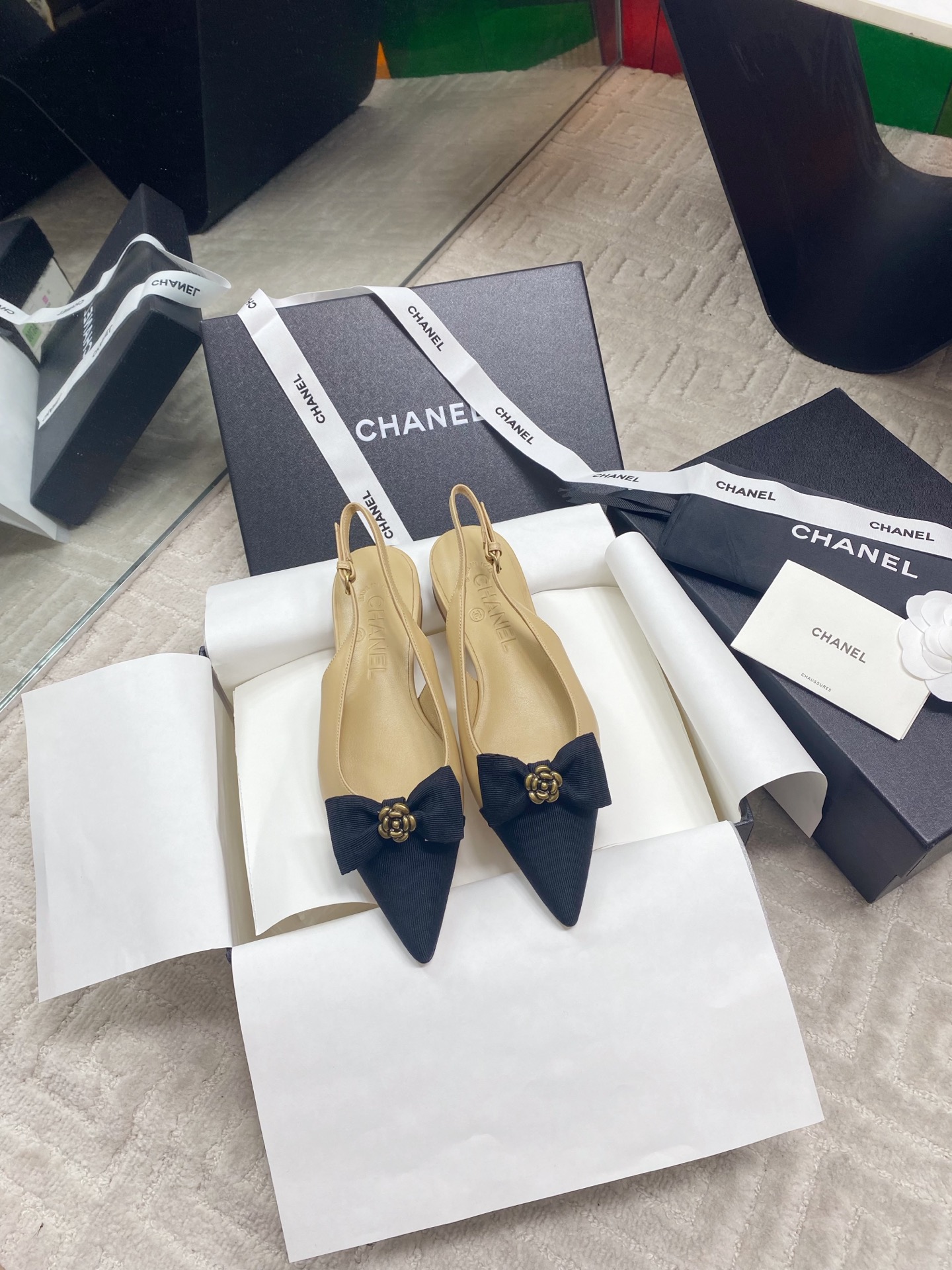 NO:403970,Chane* Coco small fragrant camellia bow tripod sandals. The original single-quality high-version delicate sheepskin upper highlights soft luster, and the pointed toe extends the vision with sculptural lines. The bow and camellia are Chane* classic elements, adding a touch of bright color to the overall shape. About 9 cm slim heels show a tall figure. The leather sole is ideal for creating daily or special shapes. The upper material is Napa lambskin. The inner water-dyed goatskin inner footbed and the inner marking font is the same authentic heel height about 2.5 cm. The sole is imported from Italian leather outsole. The size is 35-39 (40 can be customized without return or replacement), sandals, chanel, sandals, sheepskin, Leather soles19860909Chane* Coco小香山茶花蝴蝶结后绊带凉鞋 原单品质高版本细腻羊皮鞋面凸显柔和光泽,尖头以雕塑感线条延伸视觉.蝴蝶结和山茶花是Chane*经典元素,为整体造型增添一抹亮色.约9厘米细高跟展现高挑身姿,真皮大底无论是打造日常造型或特别造型,它都是理想之选. 鞋面材质纳帕小羊皮 内里水染山羊皮内里垫脚、内里标码字体一致正品 跟高约2.5厘米 大底进口意大利真皮大底 码数35-39码（40可定制不退不换）,凉鞋,chanel,sandals,sheepskin,Leather soles,Women's Shoes