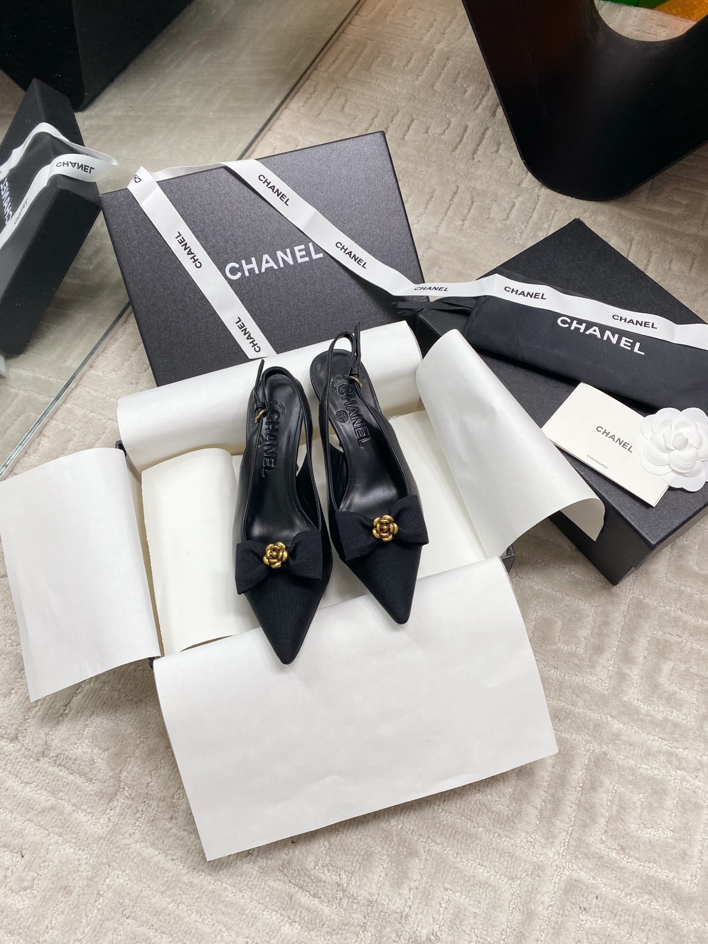 NO:403974,Chane* Coco small fragrant camellia bow tripod sandals. The original single-quality high-end delicate sheepskin upper highlights soft luster, and the pointed toe extends the vision with sculptural lines. The bow and camellia are Chane* classic elements, adding a touch of bright color to the overall shape. About 9 cm slim heels show a tall figure. The leather outsole is ideal for creating daily or special shapes. The upper material is Napa lambskin. The inner water-dyed goatskin inner footbed and the inner marking font is the same authentic. The heel height is about 9 cm. The outsole is imported from Italian leather outsole. The size is 35-39 (40 can be customized without return or replacement), sandals, chanel, sandals, sheepskin, Leather soles19860909Chane* Coco小香山茶花蝴蝶结后绊带凉鞋 原单品质高版本细腻羊皮鞋面凸显柔和光泽,尖头以雕塑感线条延伸视觉.蝴蝶结和山茶花是Chane*经典元素,为整体造型增添一抹亮色.约9厘米细高跟展现高挑身姿,真皮大底无论是打造日常造型或特别造型,它都是理想之选. 鞋面材质纳帕小羊皮 内里水染山羊皮内里垫脚、内里标码字体一致正品 跟高约9厘米 大底进口意大利真皮大底 码数35-39码（40可定制不退不换）,凉鞋,chanel,sandals,sheepskin,Leather soles,Women's Shoes