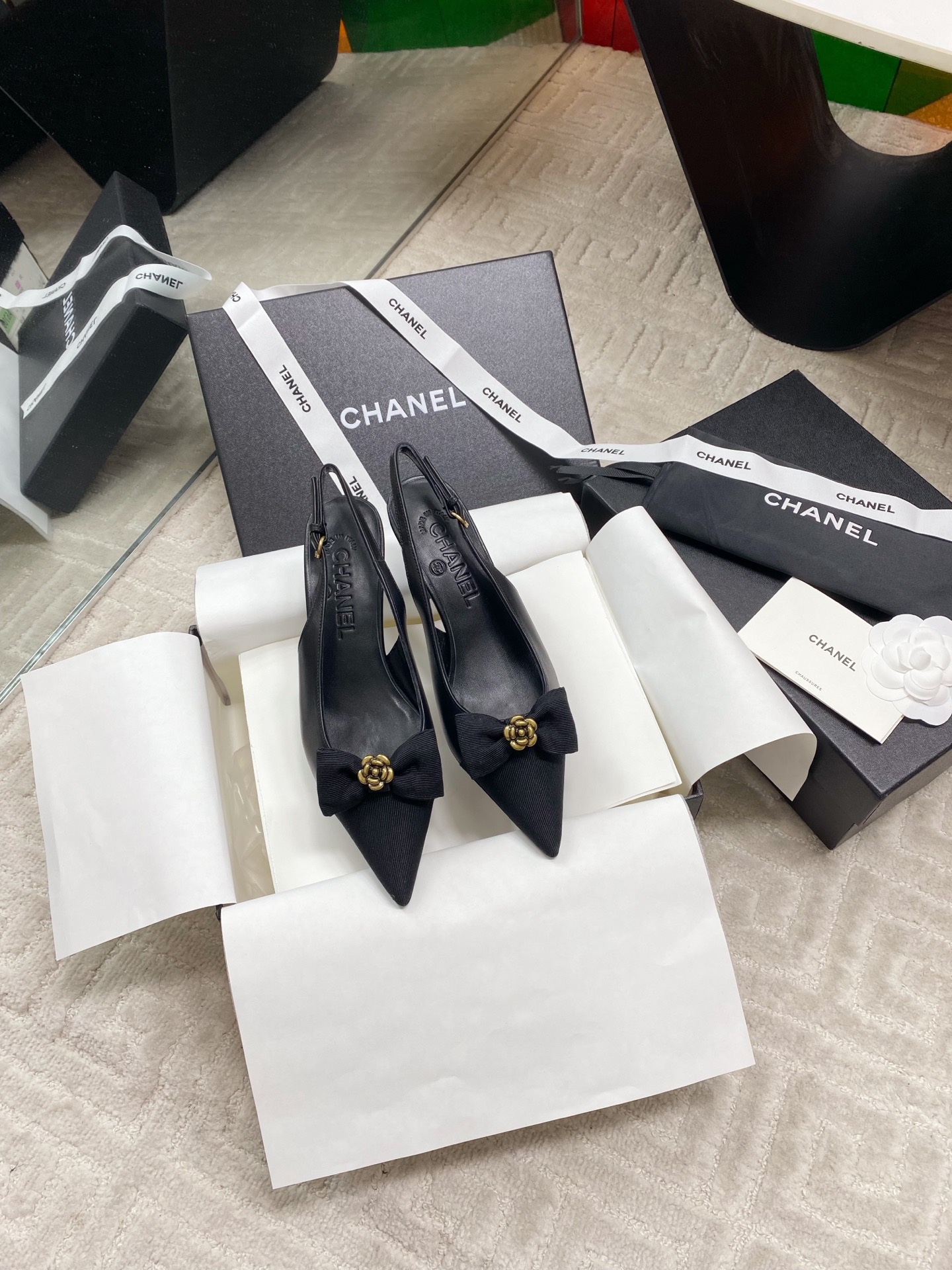 NO:403940,Chane* Coco small fragrant camellia bow tripod sandals. The original single-quality high-version delicate sheepskin upper highlights soft luster, and the pointed toe extends the vision with sculptural lines. The bow and camellia are Chane* classic elements, adding a touch of bright color to the overall shape. About 9 cm slim heels show a tall figure. The leather outsole is ideal for creating daily or special shapes. The upper material is Napa lambskin. The inner water-dyed goatskin inner footbed and the inner marking font is the same authentic. The heel height is about 7 cm. The outsole is imported from Italian leather outsole. The size is 35-39 (40 can be customized without return or replacement), sandals, chanel, sandals, sheepskin, Leather soles19860909Chane* Coco小香山茶花蝴蝶结后绊带凉鞋 原单品质高版本细腻羊皮鞋面凸显柔和光泽,尖头以雕塑感线条延伸视觉.蝴蝶结和山茶花是Chane*经典元素,为整体造型增添一抹亮色.约9厘米细高跟展现高挑身姿,真皮大底无论是打造日常造型或特别造型,它都是理想之选. 鞋面材质纳帕小羊皮 内里水染山羊皮内里垫脚、内里标码字体一致正品 跟高约7厘米 大底进口意大利真皮大底 码数35-39码（40可定制不退不换）,凉鞋,chanel,sandals,sheepskin,Leather soles,Women's Shoes