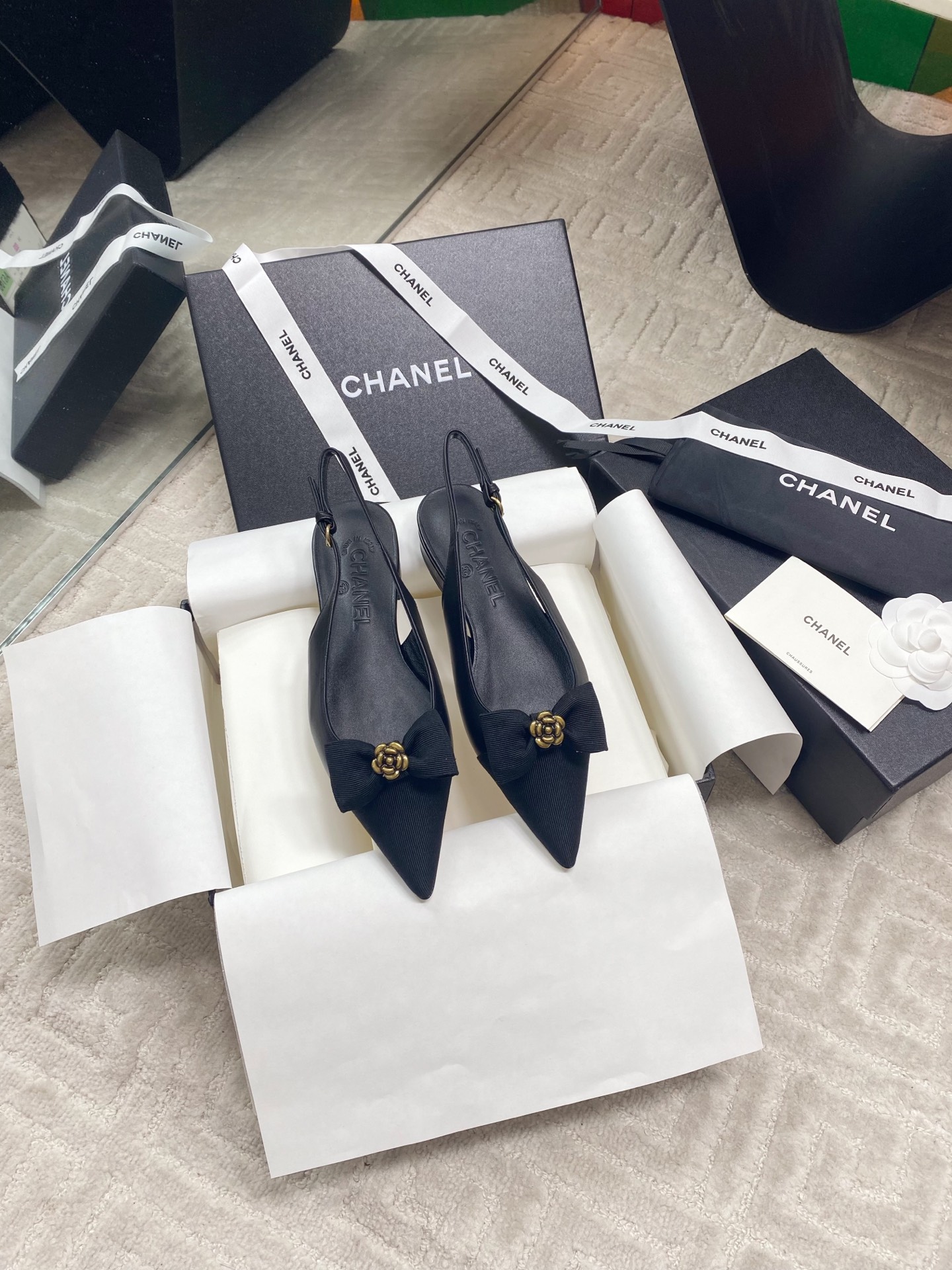 NO:403946,Chane* Coco small fragrant camellia bow tripod sandals. The original single-quality high-version delicate sheepskin upper highlights soft luster, and the pointed toe extends the vision with sculptural lines. The bow and camellia are Chane* classic elements, adding a touch of bright color to the overall shape. About 9 cm slim heels show a tall figure. The leather sole is ideal for creating daily or special shapes. The upper material is Napa lambskin. The inner water-dyed goatskin inner footbed and the inner marking font is the same authentic heel height about 2.5 cm. The sole is imported from Italian leather outsole. The size is 35-39 (40 can be customized without return or replacement), sandals, chanel, sandals, sheepskin, Leather soles19860909Chane* Coco小香山茶花蝴蝶结后绊带凉鞋 原单品质高版本细腻羊皮鞋面凸显柔和光泽,尖头以雕塑感线条延伸视觉.蝴蝶结和山茶花是Chane*经典元素,为整体造型增添一抹亮色.约9厘米细高跟展现高挑身姿,真皮大底无论是打造日常造型或特别造型,它都是理想之选. 鞋面材质纳帕小羊皮 内里水染山羊皮内里垫脚、内里标码字体一致正品 跟高约2.5厘米 大底进口意大利真皮大底 码数35-39码（40可定制不退不换）,凉鞋,chanel,sandals,sheepskin,Leather soles,Women's Shoes