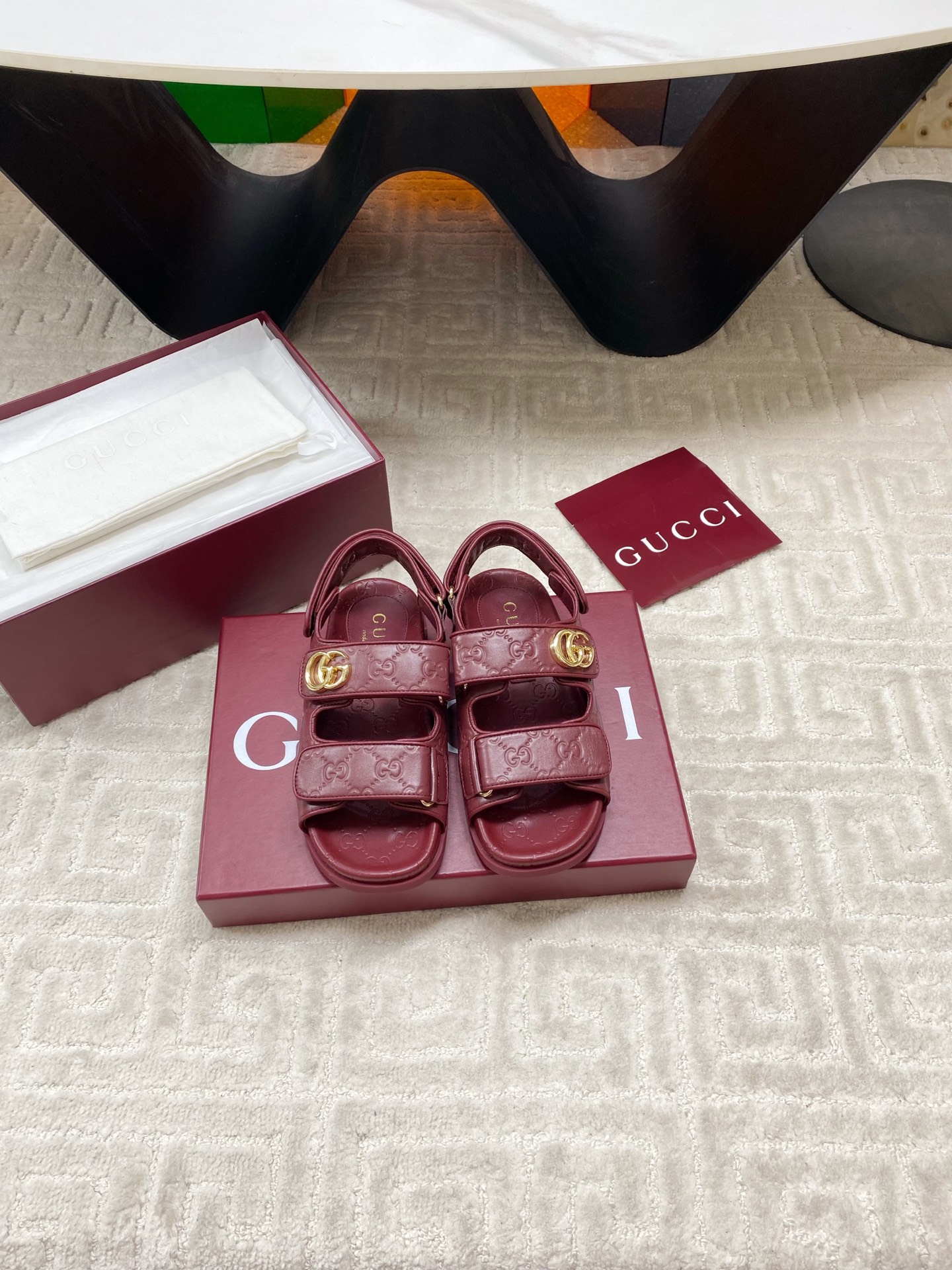 NO:402242,High-end GUCCI Gucci Spring and summer new GG rhinestone buckle Velcro flat sandals Beach casual women's sandals Modern design aesthetics explore the unique path of craftsmanship, cleverly blending the brand's classic elements and the beloved brand logo. This sandal embellishes the beloved double G shape accessories, injecting a low-key brand logo charm into the entire design, complementing the versatility of Velcro straps. Cowhide Original outsole Size 35-39 (40.41.42 Custom made without return), sandals, gucci, gucci, sandals, cowhide19860909高版GUCCI 古驰 春夏新款 GG水钻扣魔术贴平底凉鞋 沙滩休闲女士凉鞋 现代设计美学探索独特匠心之路,巧妙融合品牌经典元素与备受喜爱的品牌标识.这款凉鞋缀饰备受喜爱的双G造型配件,为整个设计注入一抹低调的品牌标识魅力,与魔术贴带的多功能性相得益彰. 牛皮 原版大底 码数35-39（40.41.42订做不退换）,凉鞋,gucci,gucci,sandals,cowhide,Women's Shoes