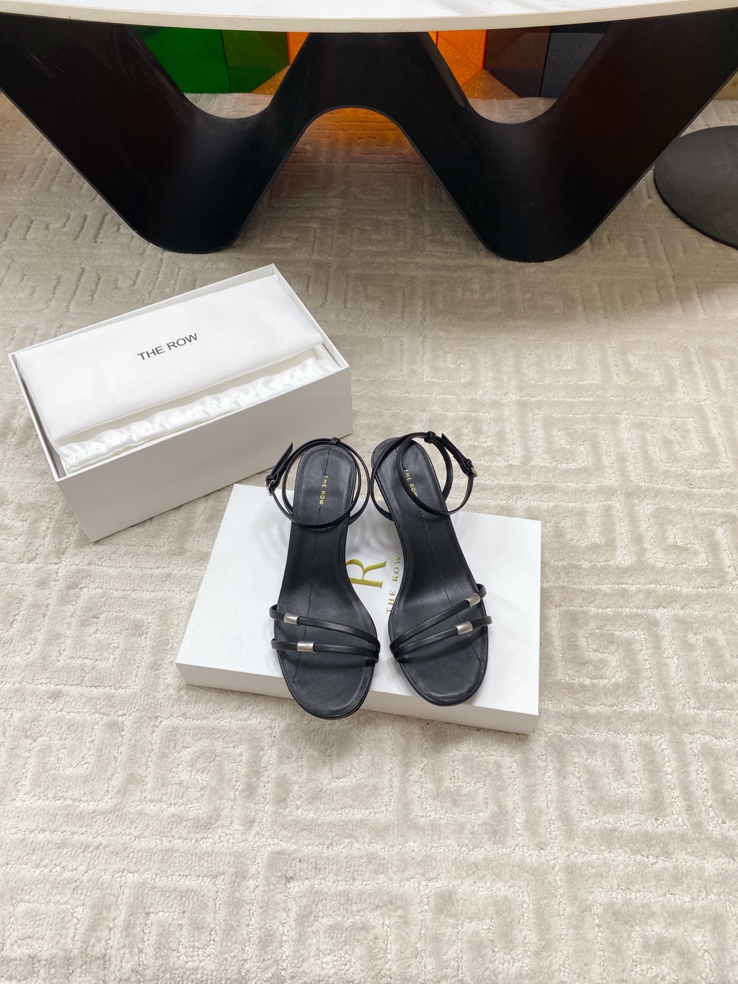 NO:403922,THE ROW trendy brand 25: Spring and summer new style cat heel thin strap sandals thin strap sandals are only worn TR as simple as ever, with super design sense, simple and smooth lines. Although there is no too much element embellishment, only two thin straps support uppers, it is really high-end and versatile. Sandals are super beautiful shoes. Light up the whole summer. Fabric: original customized sheepskin fabric. Inner: sheepskin inner sole: genuine leather injection molded sole. Size: #35-39 (40 custom made without return and exchange), high heels sandals, sandals, high heels, sheepskin19860909THE ROW潮牌 25: 春夏新款 猫跟 细带 凉鞋 细带凉鞋只服TR一如既往的简单,超强设计感,线条简洁流畅 虽然没有过多的元素点缀,只有两根细带支撑鞋面,但真的很高级很百搭 凉鞋极品 美不胜收的鞋 点亮整个夏日 面料: 原版订制羊皮面料 内里: 羊皮内里 大底: 真皮注塑大底 Size: #35-39（40定做不退换）,高跟鞋凉鞋,sandals,high heels,sheepskin,Women's Shoes