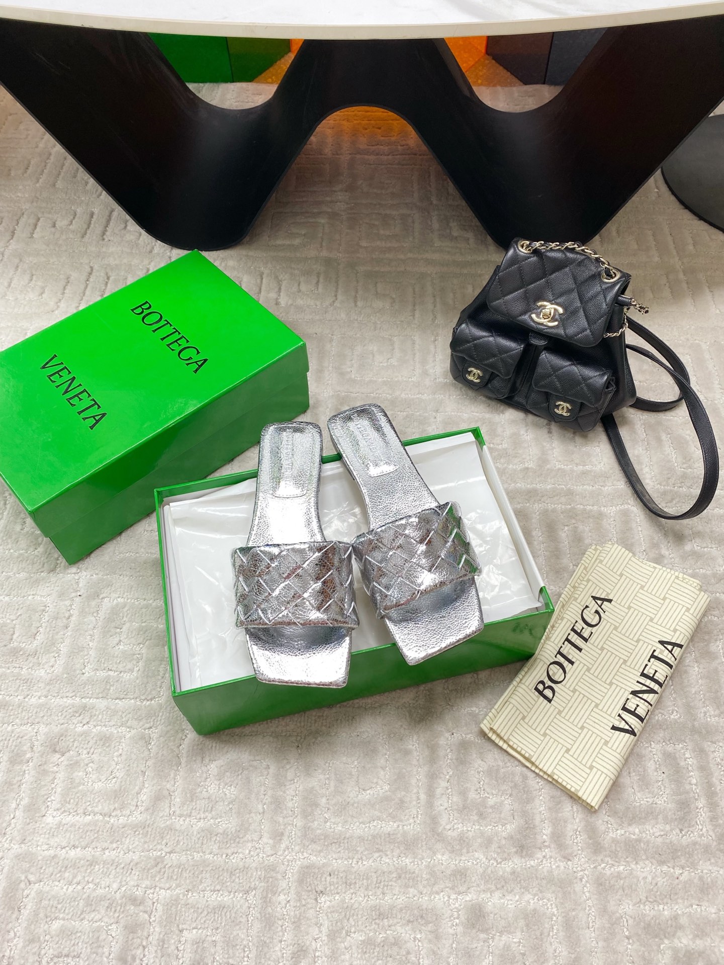 NO:402203,BV Parco Women's Muller Slippers Series 15mm Size Braided Shoes Genuine Leather Hand-woven Simple Leather 15mm Slipper Hand-woven High-end Comfort Fabric High-quality Calfskin Floor-up Sheepskin Inner Comfortable High-end Outsoles Italian leather outsole & injection rubber Process Light dyeing Process Benchmarked and matching version Select original packaging Shoe bags adopt rubber printing process Highest end Market size 35-39 (40 41 42 Customized non-return and exchange), slippers, bottega veneta, slippers, cowhide, sheepskin, Leather soles19860909BV Parco 女士穆勒拖鞋 系列 15 毫米级 编织单鞋 真皮手工编织 简约一块皮15毫米抽条 手工编织而成 高档舒适 面料选用优质小牛皮 垫脚羊皮内里舒适高端 大底选用意大利真皮大底&注塑橡胶工艺 运用轻染工艺 对标对版 选用原版包装 鞋子布袋采用印胶logo工艺 市场最高端 码数35-39（40 41 42 定制不退换）,拖鞋,bottega veneta,slippers,cowhide,sheepskin,Leather soles,Women's Shoes