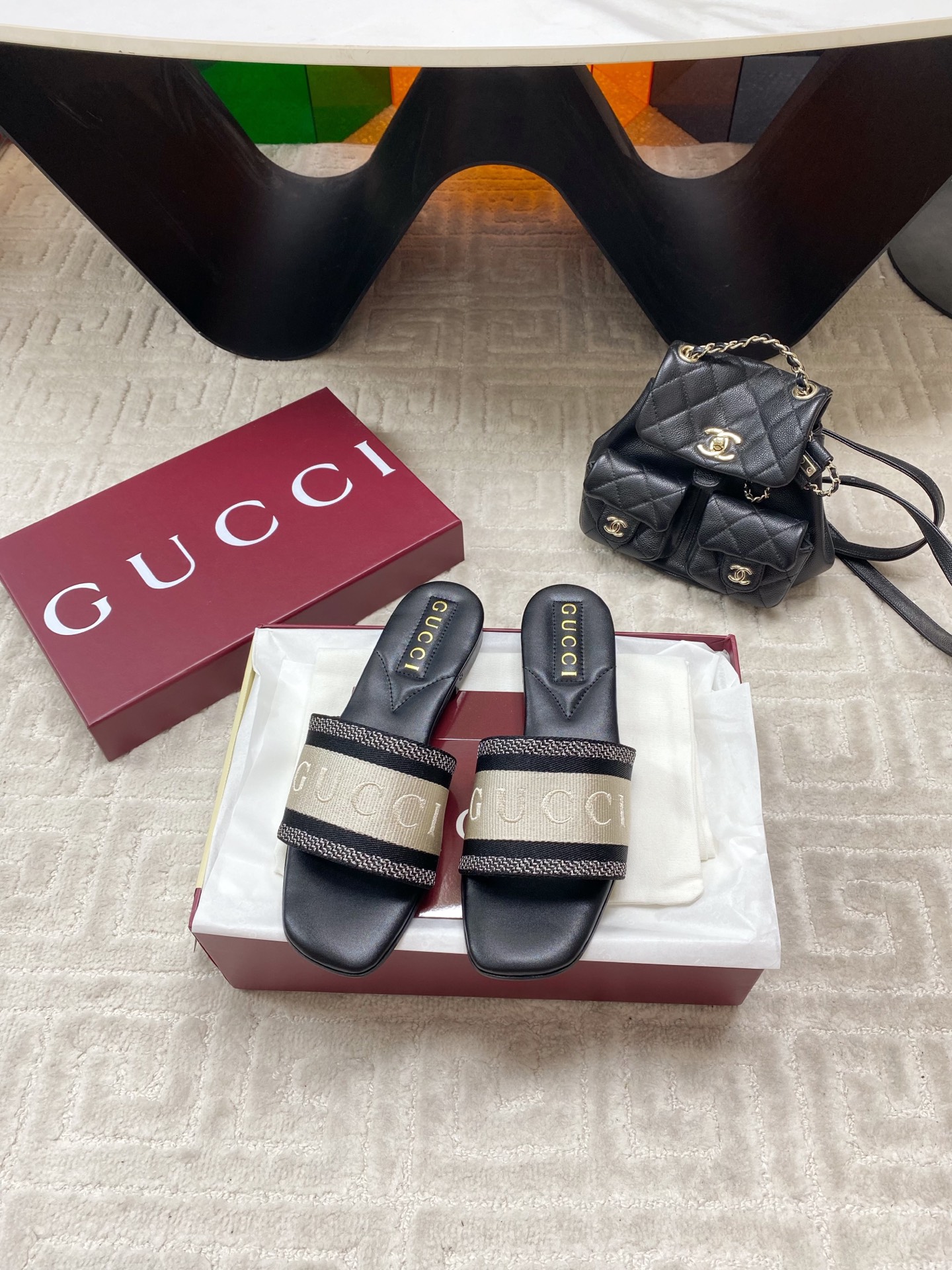 NO:402231,Gucci | Gucci 25 G Home’s main series has finally been released, and the ruthless product is worth looking forward to!  Original classics create new designs BS new embroidered double G flat slippers Purchase level!  Full of high-end feeling!  It is a popular model for bloggers at home and abroad. It is retro and fashionable, with simple dressing and beautiful appearance!  The official website is mainly promoted, new colors continue to be updated, the upper is original high custom special fabric, inner lining: imported sheepskin lining, original Italian leather outsole, heel height 1.5cm Shoe size: 35-39 (40.41.42.43 can be customized), slippers, gucci, gucci, gucci, slippers, sheepskin, Leather soles19860909Gucci | 古驰 25 G家 主打系列终于面世,狠货值得期待！原有的经典 创造新设计 BS新款刺绣双G平底拖鞋 代购级别！高级感十足！国内外博主刷爆的一款,复古又时髦 穿搭简便 上脚美炸了！官网主推,新色持续更新 鞋面原版高定制特殊面料 内里: 进口羊皮里 大底原版意大利真皮大底 跟高1.5cm 鞋码: 35-39（40.41.42.43可定制）,拖鞋,gucci,gucci,gucci,slippers,sheepskin,Leather soles,Women's Shoes