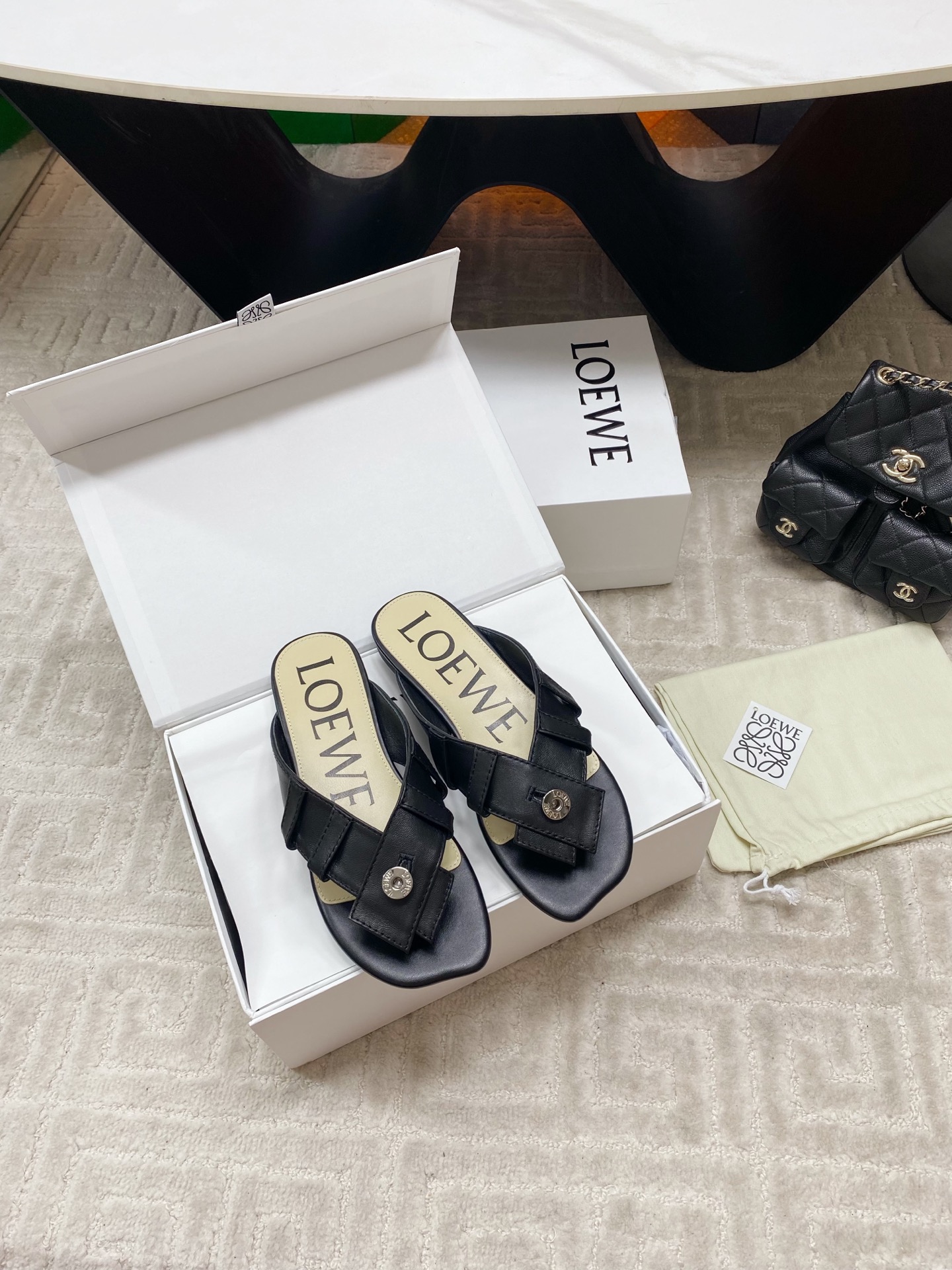 NO:402225,Flat, mid-heel LOEWE 25ss summer new style button design clip-on flat sandals kitten heel high-heel flip flops A pair of slippers with a strong sense of design LOEWE new slippers are so beautiful, refer to the trouser belt cross-buckle design. It has its own design ideas and unique taste, and it is really talented. A must-have for cool girls!  The suit is paired with irregular trousers, and the sense of fashion is very exciting. The neat suit and personality trousers collide to interpret a unique charm. Break the convention and show a unique self. Cowhide upper, inner foot pad sheepskin, original open molded rubber outsole, heel high flat sole/4.5cm, size 35-39 (40 custom made without return and exchange), slippers, loewe, loewe, slippers, business suit, cowhide, sheepskin19860909平底,中跟 LOEWE 罗意威 25ss夏季新款 钮扣设计夹脚平底凉拖鞋小猫跟高跟人字拖鞋 一双设计感很强的拖鞋LOEWE新出的拖鞋也太好看了吧引用裤装腰带位交叉扣设计.非常有自己设计想法和独特的味道真的也太有才啦 酷飒女孩必备！西装搭配不规则西裤,时尚感爆棚.利落西装与个性西裤碰撞,演绎别样魅力.打破常规,展现独特自我. 鞋面牛皮 内里垫脚羊皮 鞋底原版开模橡胶大底 跟高平底/4.5cm 码数35-39（40定做不退换）,拖鞋,loewe,loewe,slippers,business suit,cowhide,sheepskin,Women's Shoes