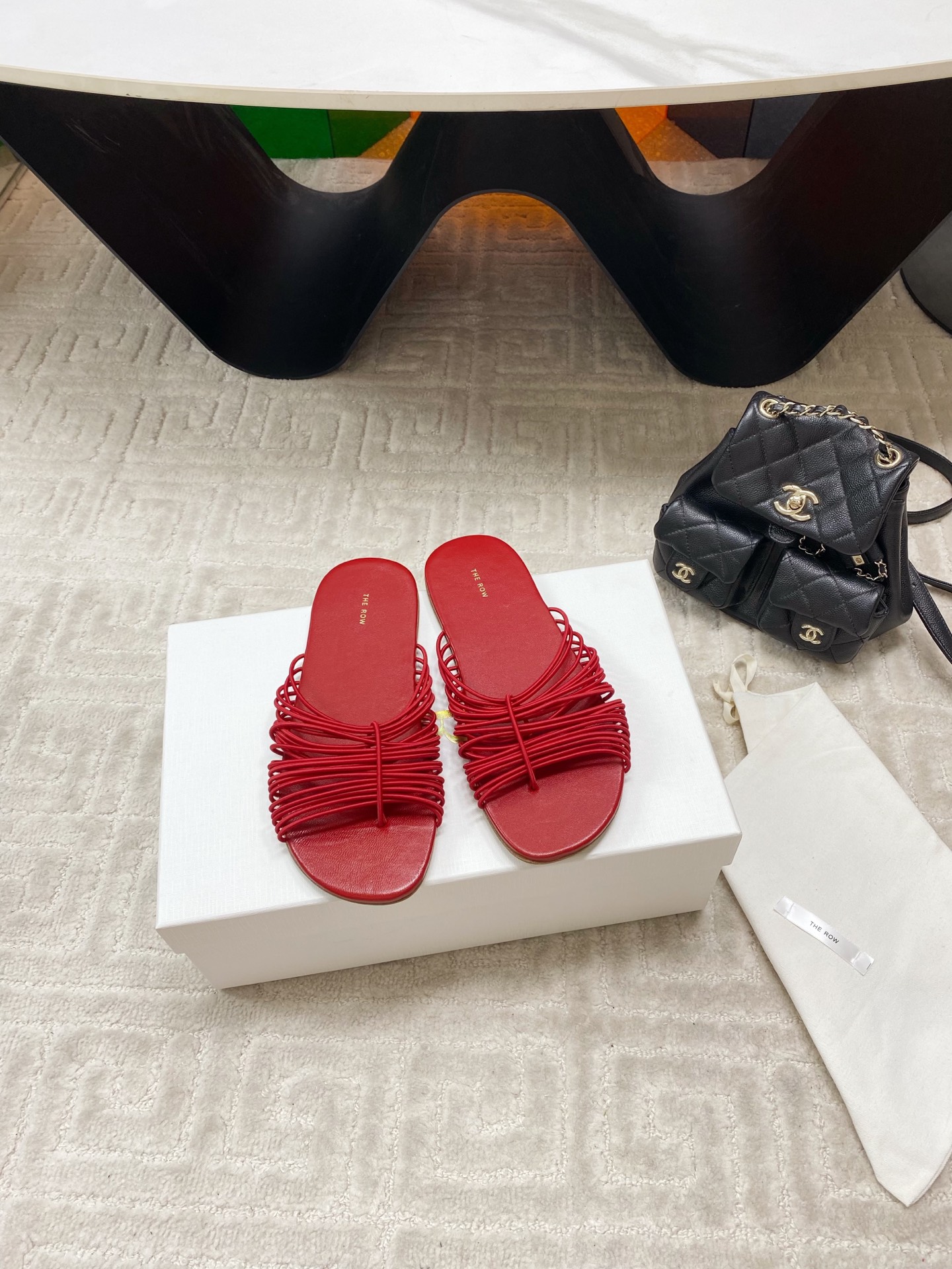 NO:402213,The Row's new Roman mesh mullet, I fell in love with this shoe at first sight, with a little retro flavor and a sexy and charming look!  Always minimalist style, without any logo embellishment, simple is high-end. This type of slim leather is quite broad, and the imported cowhide is ductile, so you can wear it with a little thinner or a little fleshy feet. It has a very good wrapping ability, and it will fit more and not be swept. This kind of slipper is really good for long trousers and long skirts. The breathable mesh looks very cool and sexy, high-end, simple and design-oriented, and wears it very frequently in summer. It is very easy to match. Ten thousand recommendations. Imported grain mixed sheepskin footbed is very comfortable and soft. The sole uses imported Italian leather outsole Size#35-39 (40, 41 custom made without return or exchange), slippers, slippers, skirts, cowhide, sheepskin, Leather soles19860909The Row新款罗马网纱穆勒拖,第一眼看到这个鞋子就爱上了,带点复古味随性搭配性感迷人好看！一贯极简风格,没有任何logo点缀,简单即是高级 这一款包容性挺广的,材质进口牛皮本身就有延展性所以瘦一点还是肉一点的脚都能穿 它的包裹性很好,走起来会更贴合不会甩很舒适.这种拖鞋真的好适合长裤长裙,透气织网的样子很清凉小性感,高级简单又有设计感夏日穿着频率很高,非常好搭配,一万个推荐.垫脚进口粒面混种羊皮,非常舒适柔软,大底采用进口意大利真皮大底 Size#35-39（40,41订做不退换）,拖鞋,slippers,skirts,cowhide,sheepskin,Leather soles,Women's Shoes