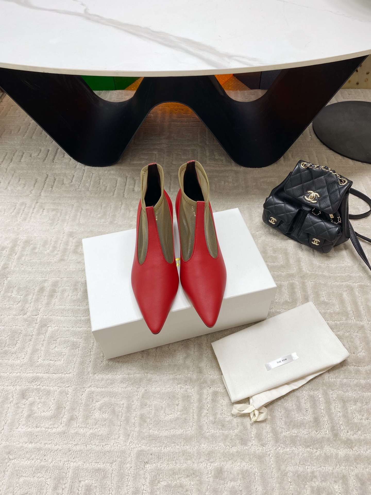 NO:402207,THE ROW25 spring and summer mesh small pointed cat heel nude boots short boots that can be matched in all seasons!  The upper is made of original calfskin/original mesh, inner footbed sheepskin imported from Italy, heel height: about 3cm, size: 35-39 (40 41 custom made without return) with original packaging, high heels, boots, high heels, cowhide, sheepskin, Leather soles19860909THE ROW25春夏网纱小尖头猫跟裸靴短靴 四季可搭配的短靴！ 鞋面采用原版小牛皮/原版网纱 内里垫脚羊皮 意大利进口真皮大底 跟高:约3cm 码数:35-39（40 41定做不退换） 配原版包装,高跟鞋,boots,high heels,cowhide,sheepskin,Leather soles,Women's Shoes