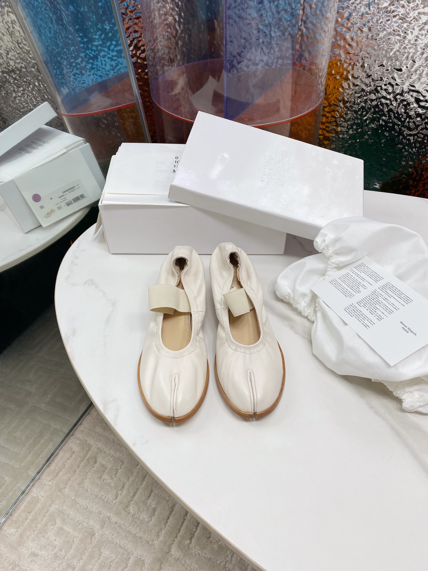 NO:402201,MaisonMargiel* MaisonMargiel* Sheep-skin high heel shoes with height around 5.5cm. Super moderate height. The entire toe design is the most attractive to me. It is winding and surround. The strap design is a boon for women's insteps. It is a boon for wide feet. The whole toe is strong. Many sisters say that the foot hurts when walking for a long time. It still varies from person toe toe shoes. Especially for sisters who don't often wear high heels, you can choose to buy it first when trying it for the first time. But I want to say that wearing this height is really stable. If you need to take a photo, you will still make a good photo!  Upper sheepskin footrest; sheepskin size 35-39 (40.41 custom-made without return or exchange), single shoes, masion margiela, sheepskin19860909MaisonMargiel* 马吉拉分指羊皮高跟单鞋 高度在5.5cm左右 超级适中的高度,整个鞋头设计是最吸引我的,蜿蜒环绕的 绑带设计,修饰女性脚背,宽脚的福音,整个包容感性强的,很多姐妹都说分趾鞋走路时间长脚很痛,还是的因人而异,尤其不经常穿高跟的姐妹,第一次尝试可以选择平底先入手,但是我想说这个高度穿上真的很稳,上镜需求,拍个美美的照片,还是很出片！ 鞋面羊皮 垫脚；羊皮 码数35-39（40.41定制不退换）,单鞋,masion margiela,sheepskin,Women's Shoes