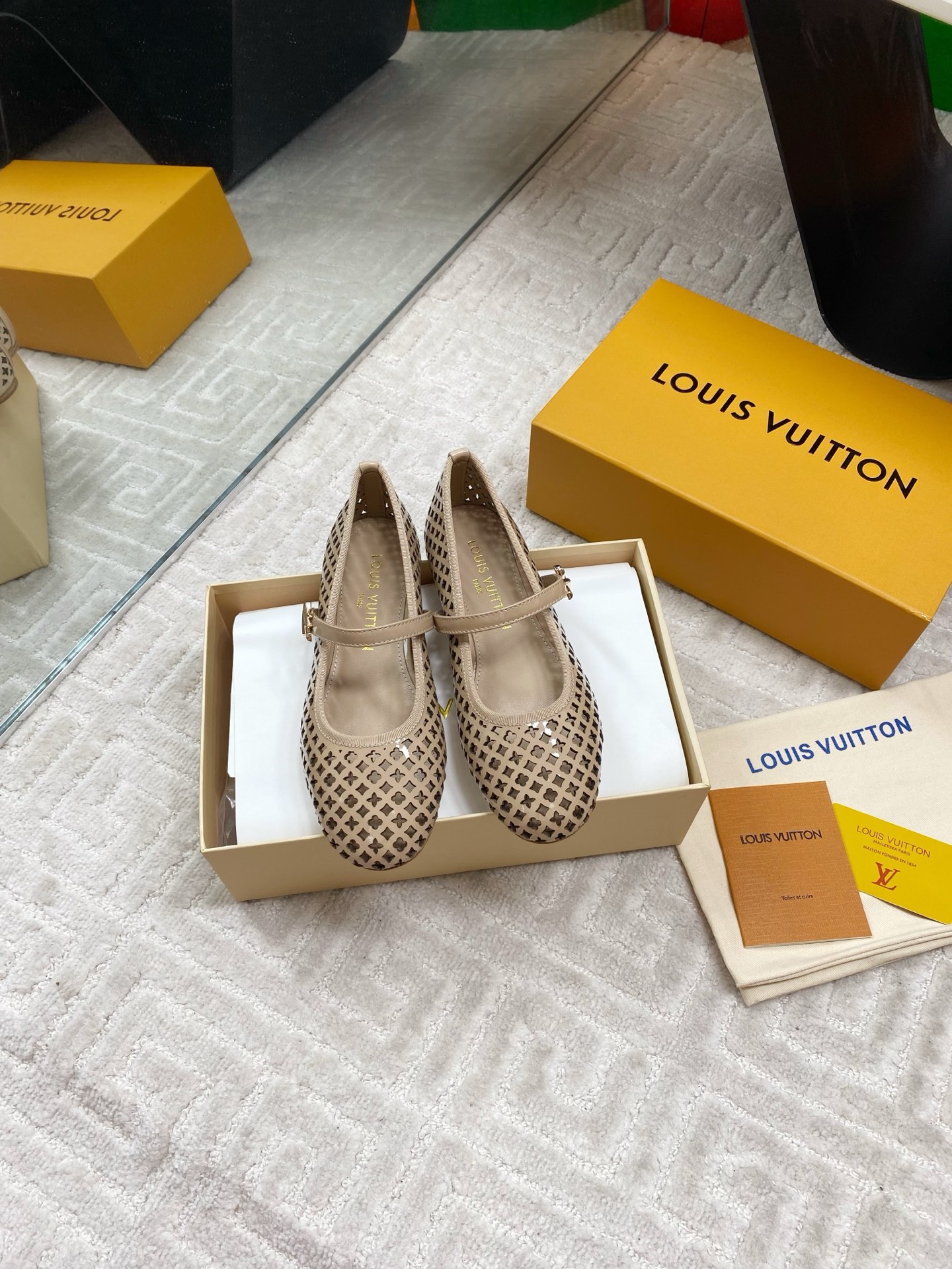 NO:403895,25Ss Spring New Louis Vuitton LV ROMY Flat Sole Ballet Shoes Punched Hollow Mary Jane Shoes This Romy Flat Sole Ballet Shoes are integrated into cowhide leather with Monogram floral perforation, and then decorated with grosgrain trim and LV letters to embellish the upper and slender shoelaces, making the classic round toe design reveal new ideas. The delicate leather outsole perfect the overall. Upper cowhide, inner footbed sheepskin sole Italian leather outsole size 35-39 (34.40.41 custom made without return), ballet shoes, louis vuitton, louis vuitton, mary jane, cowhide, sheepskin, Leather soles1986090925Ss春季新款Louis Vuitton LV ROMY 平底芭蕾鞋冲孔镂空玛丽珍鞋 本款 Romy 平底芭蕾鞋为牛皮革融入Monogram 花卉穿孔,再以罗缎饰边和LV字母装饰分别点缀鞋面和纤细鞋带,令经典圆头设计流露新意.细腻皮革外底完善整体. 鞋面牛皮 内里垫脚羊皮 鞋底意大利真皮大底 码数35-39（34.40.41定做不退换）,芭蕾舞鞋,louis vuitton,louis vuitton,mary jane,cowhide,sheepskin,Leather soles,Women's Shoes