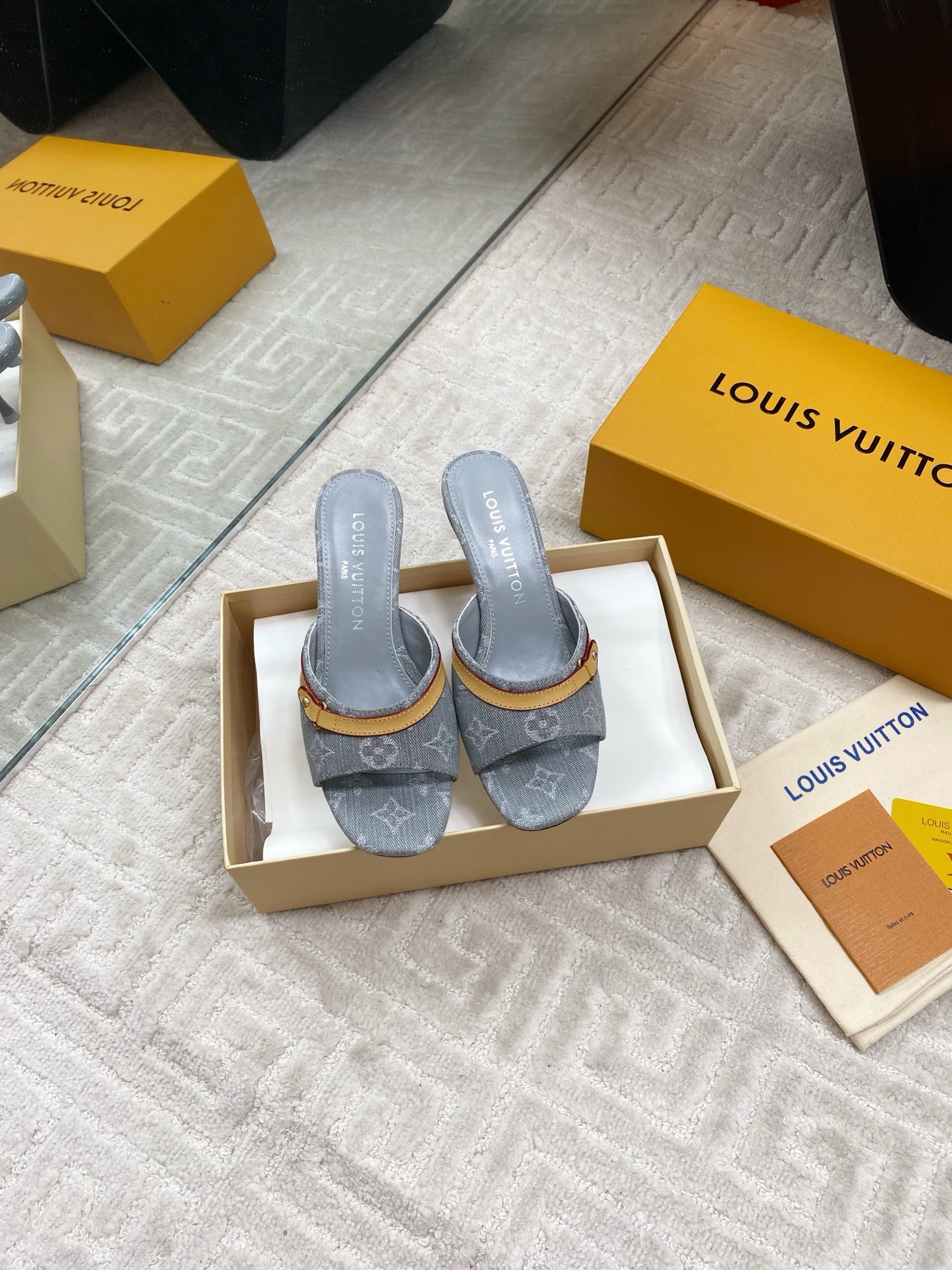 NO:403939,Louis Vuitton ss25 new arrival LV donkey brand spring and summer new series high heel slippers Simple and exquisite, full of high-end feel, showing elegant temperament ~ super beautiful on the feet, full of summer beautiful shoes Imported upper imported cowhide 3D printing/densing denim inner sheepskin inner heel height 5.5cm outsole imported Italian leather outsole Size 35-39 (34.40.41 custom made without return), high heels slippers, louis vuitton, louis vuitton, louis vuitton, high heels, slippers, cowhide, sheepskin, Leather soles19860909Louis Vuitton ss25 new arrival LV 驴牌春夏新品系列高跟拖鞋 简约精致,高级感满满,尽显优雅气质～上脚超好看,拉满了夏日美鞋的绝绝子 鞋面进口头层牛皮3d打印/丹宁牛仔布 内里羊皮内里 跟高5.5cm 大底意大利进口真皮大底 码数35-39（34.40.41订做不退换）,高跟鞋拖鞋,louis vuitton,louis vuitton,louis vuitton,high heels,slippers,cowhide,sheepskin,Leather soles,Women's Shoes